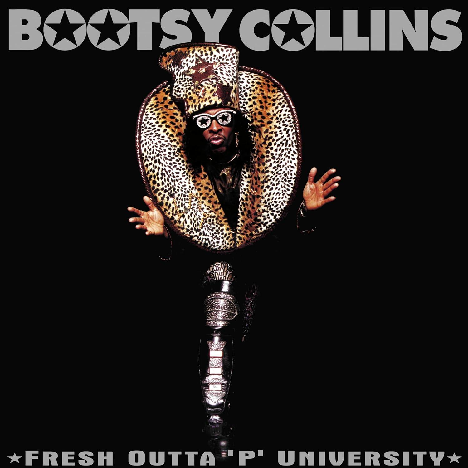 Bootsy Collins leopárdmintás ruhában. Napszemüveg, kalap és nagy gallér. Fekete háttér szöveggel: FRESH OUTTA "P" UNIVERSITY.