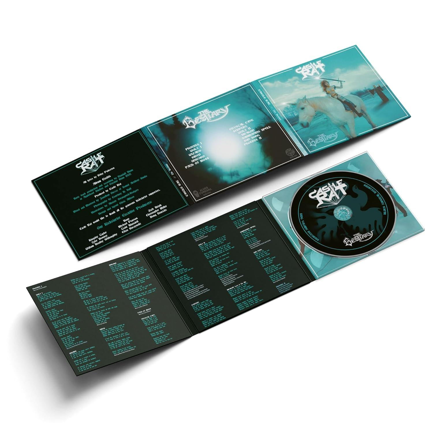 Geöffnete CD-Hülle mit Disc und Booklet sichtbar. Das Cover zeigt eine Frau auf einem weißen Pferd mit Schwert und Text.