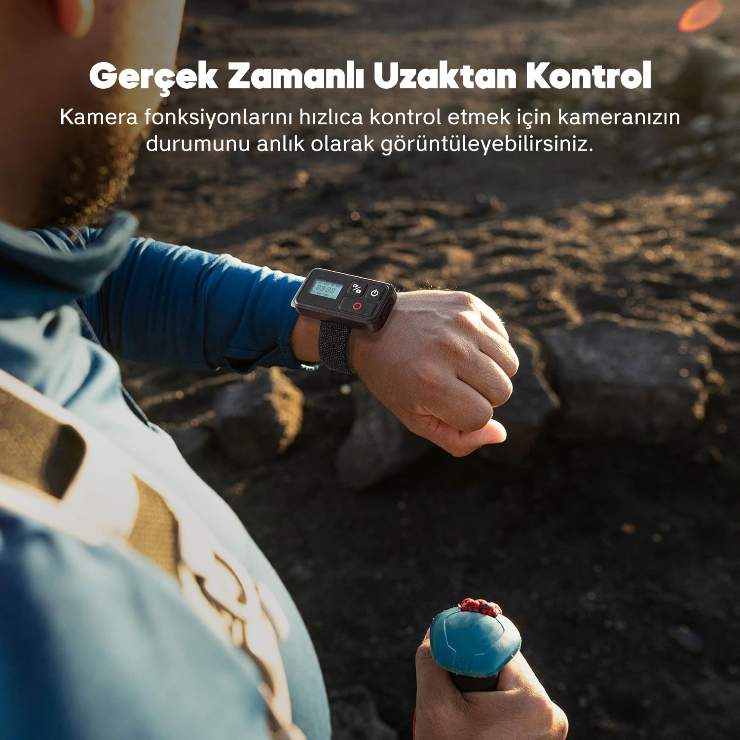 Sayıları gösteren, kamera fonksiyonlarını kontrol eden bir akıllı saat takan adam, açık havada.