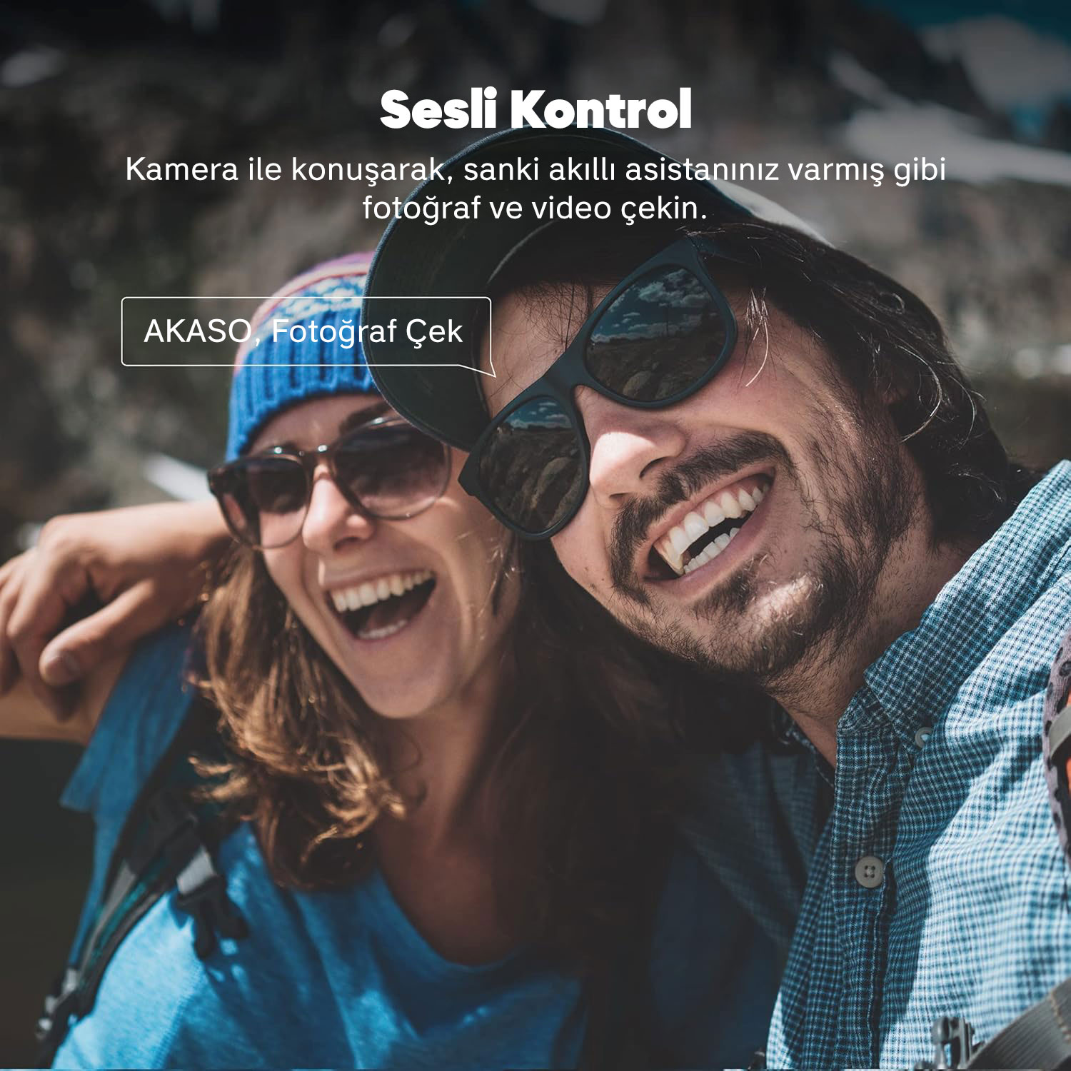 Güneş gözlüğü takan iki gülümseyen insan. Metin 'Ses Kontrolü' ve 'Kamera ile konuşarak fotoğraf ve video çekin' diyor.