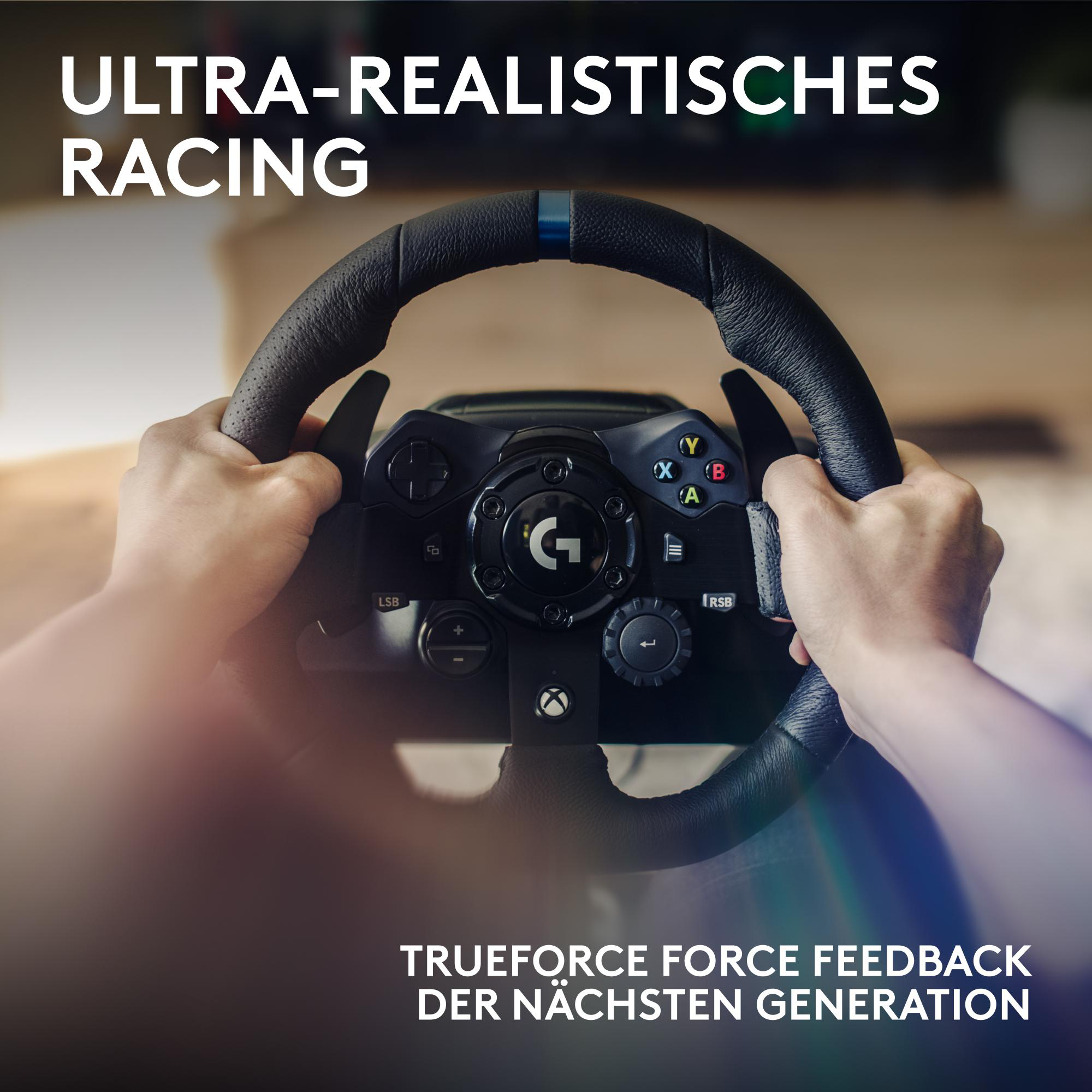 Hände halten ein schwarzes Lenkrad mit Knöpfen. Der Text lautet 'Ultra-Realistisches Racing' und 'Trueforce Force Feedback'.