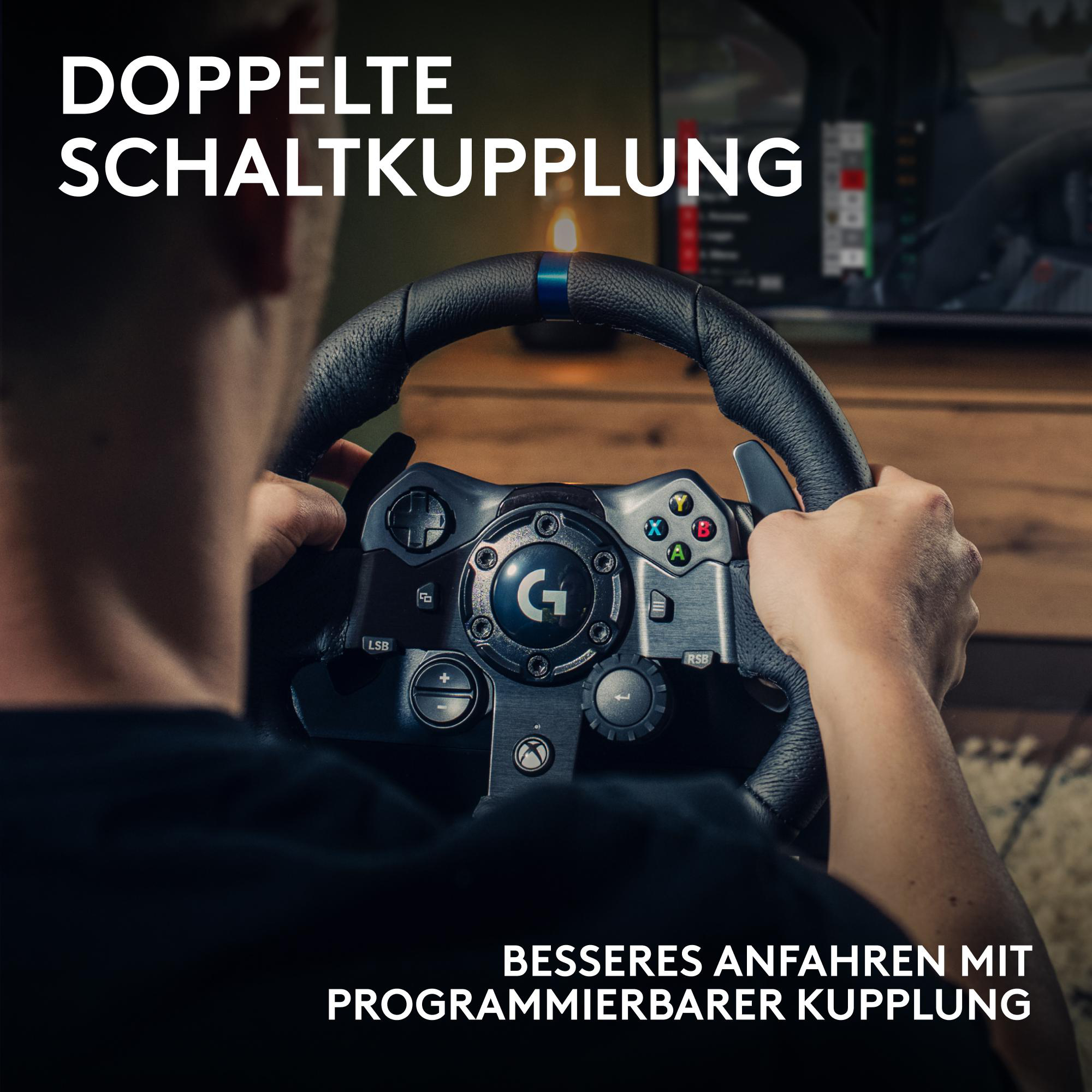 Hände halten ein schwarzes Lenkrad mit Knöpfen, einem Logo und Text. Der Hintergrund ist ein verschwommener Raum und Text.