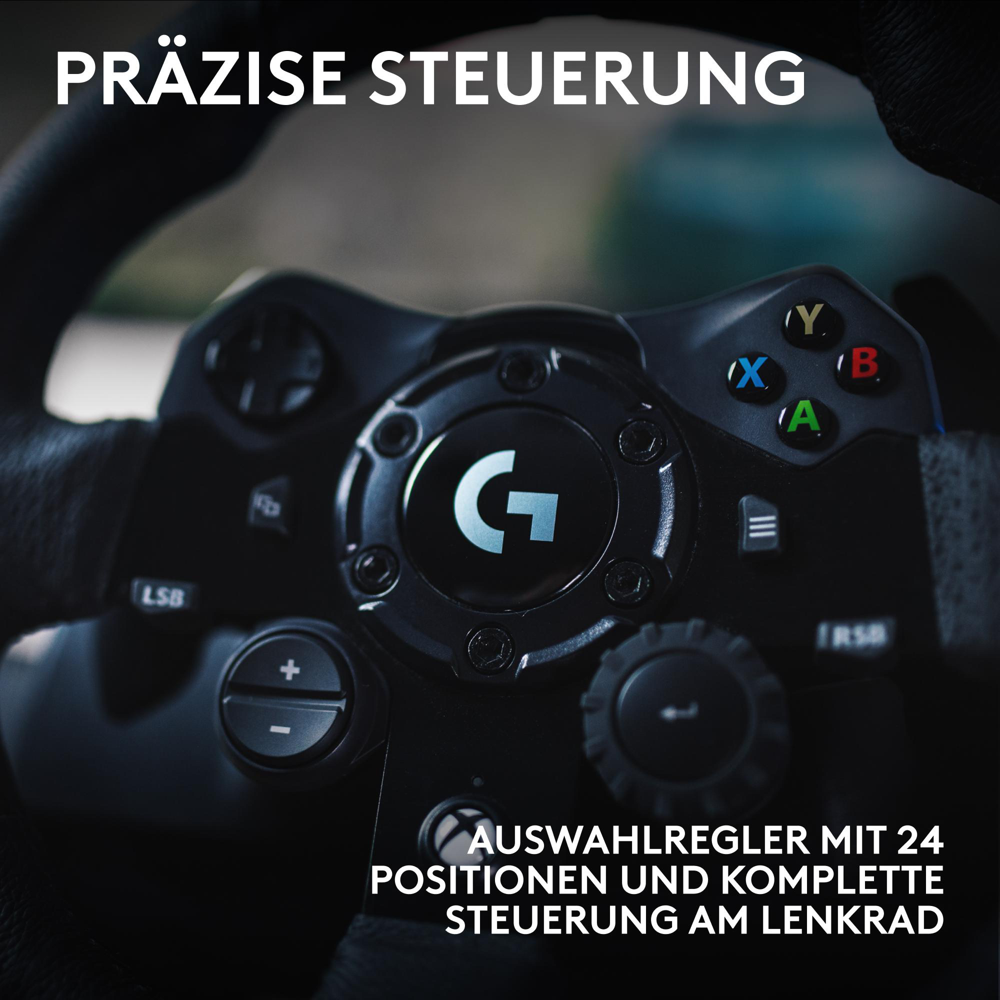 Nahaufnahme eines schwarzen Lenkrads mit Knöpfen und einem zentralen Logo. Der Text oben lautet 'Präzise Steuerung'.