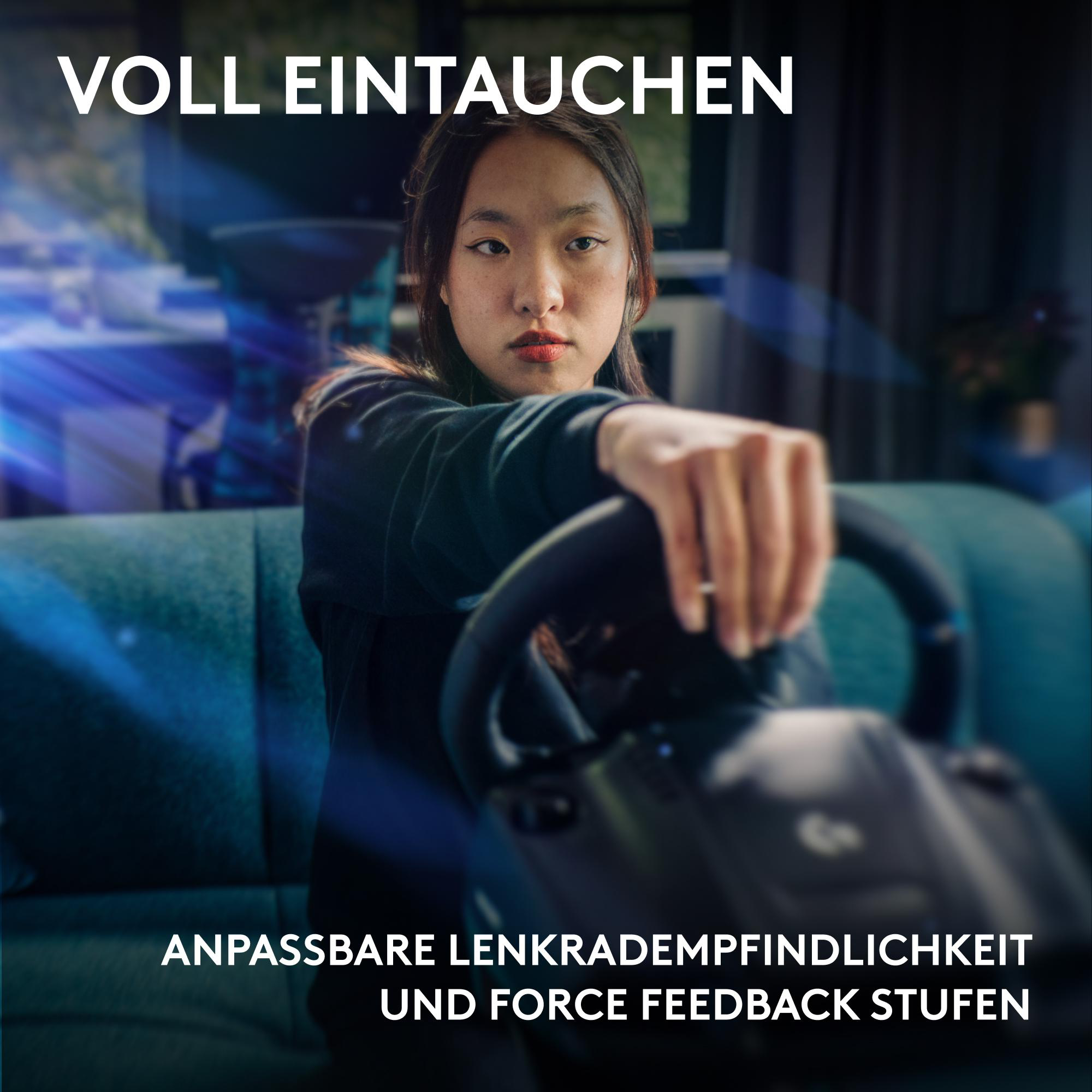 Eine Frau hält ein Lenkrad. Text lautet 'VOLL EINTAUCHEN' und 'ANPASSBARE LENKRADEMPFINDLICHKEIT UND FORCE FEEDBACK STUFEN'.