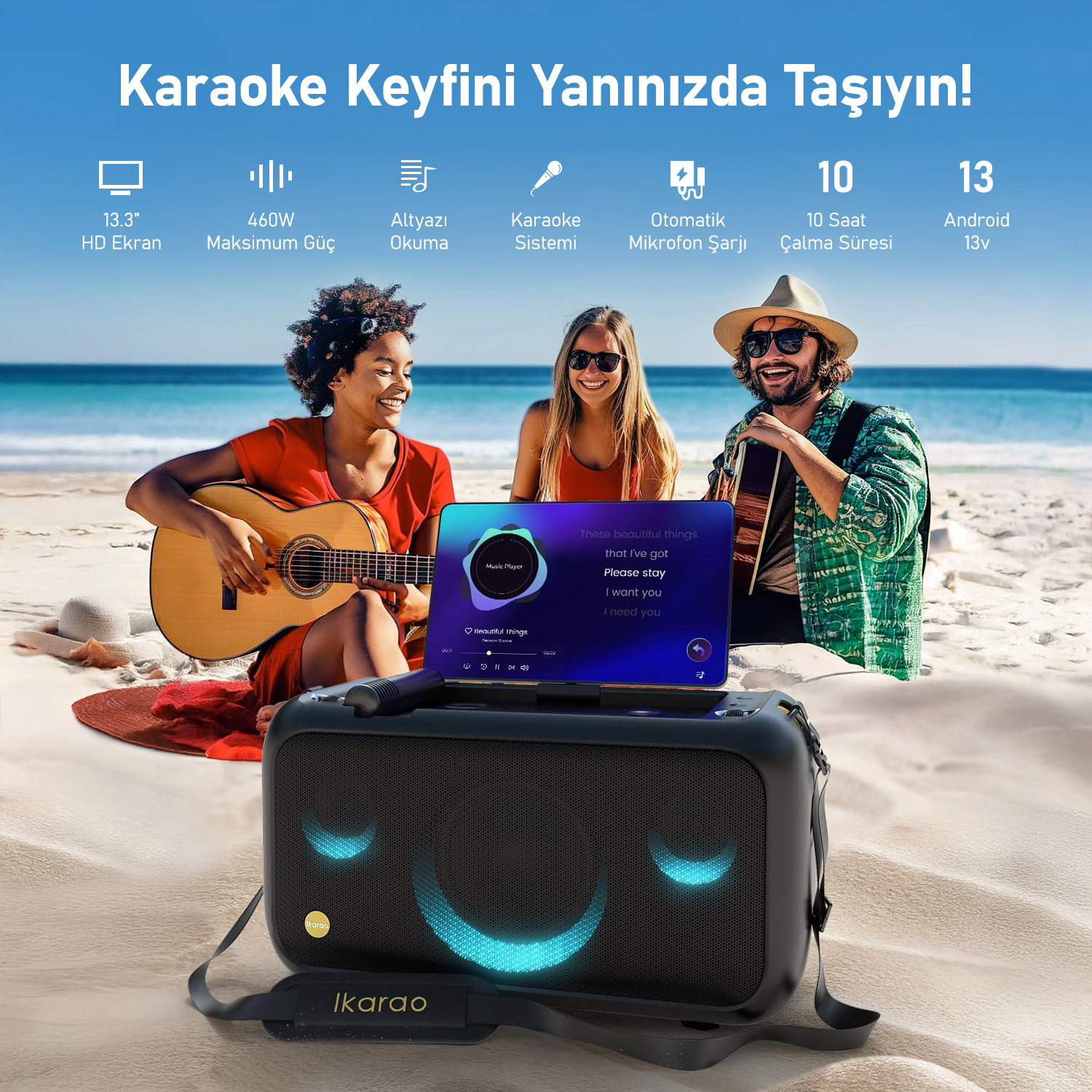Üç kişi sahilde bir karaoke makinesiyle şarkı söylüyor ve gitar çalıyor. Bir tablet şarkı sözlerini gösteriyor. Makinede gülen bir yüz var.