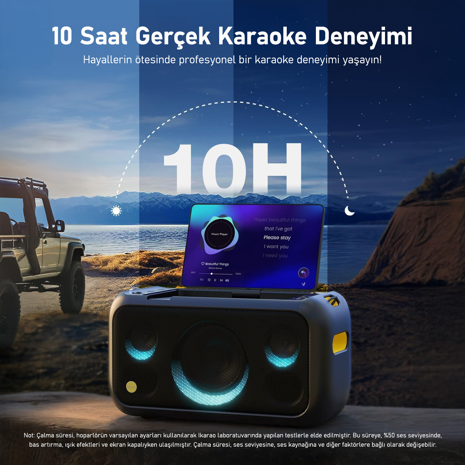 Bir şarkı gösteren bir ekranı olan bir karaoke hoparlörü. Arka planda bir araba, dağlar ve bir gece gökyüzü var.