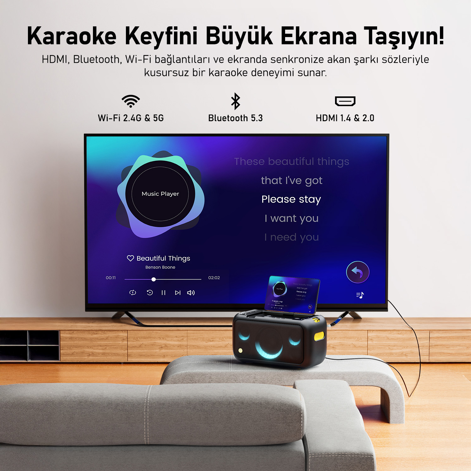 TV, hoparlör ve sözlerle karaoke kurulumu. Şarkı çalıyor. Wi-Fi, Bluetooth ve HDMI bağlantıları gösteriliyor.