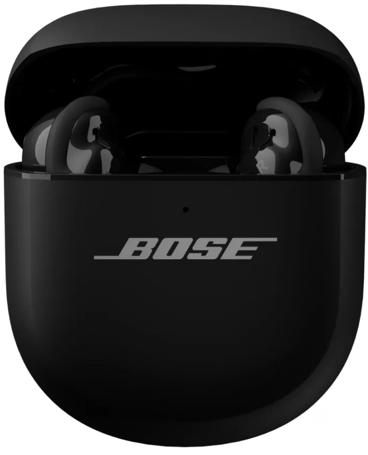 Fekete Bose fülhallgatók egy nyitott töltőtokban. A tok és a fülhallgatók feketék. A Bose logó látható a tokon.