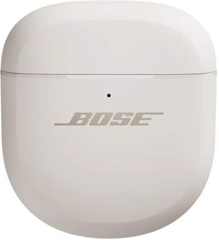 Egy fehér Bose fülhallgató töltőtok. A Bose logója a fronton van nyomtatva. Egy kis fekete pont a logó felett található.