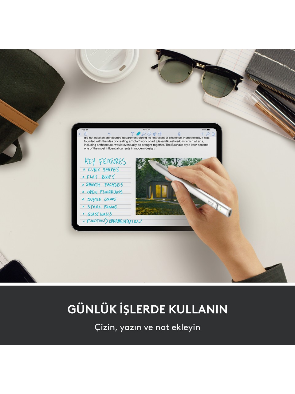 Bir el, mimari özelliklerin sergilendiği bir iPad'in üzerinde bir kalem tutuyor. Arka planda güneş gözlüğü, bir kahve fincanı ve bir çanta var.