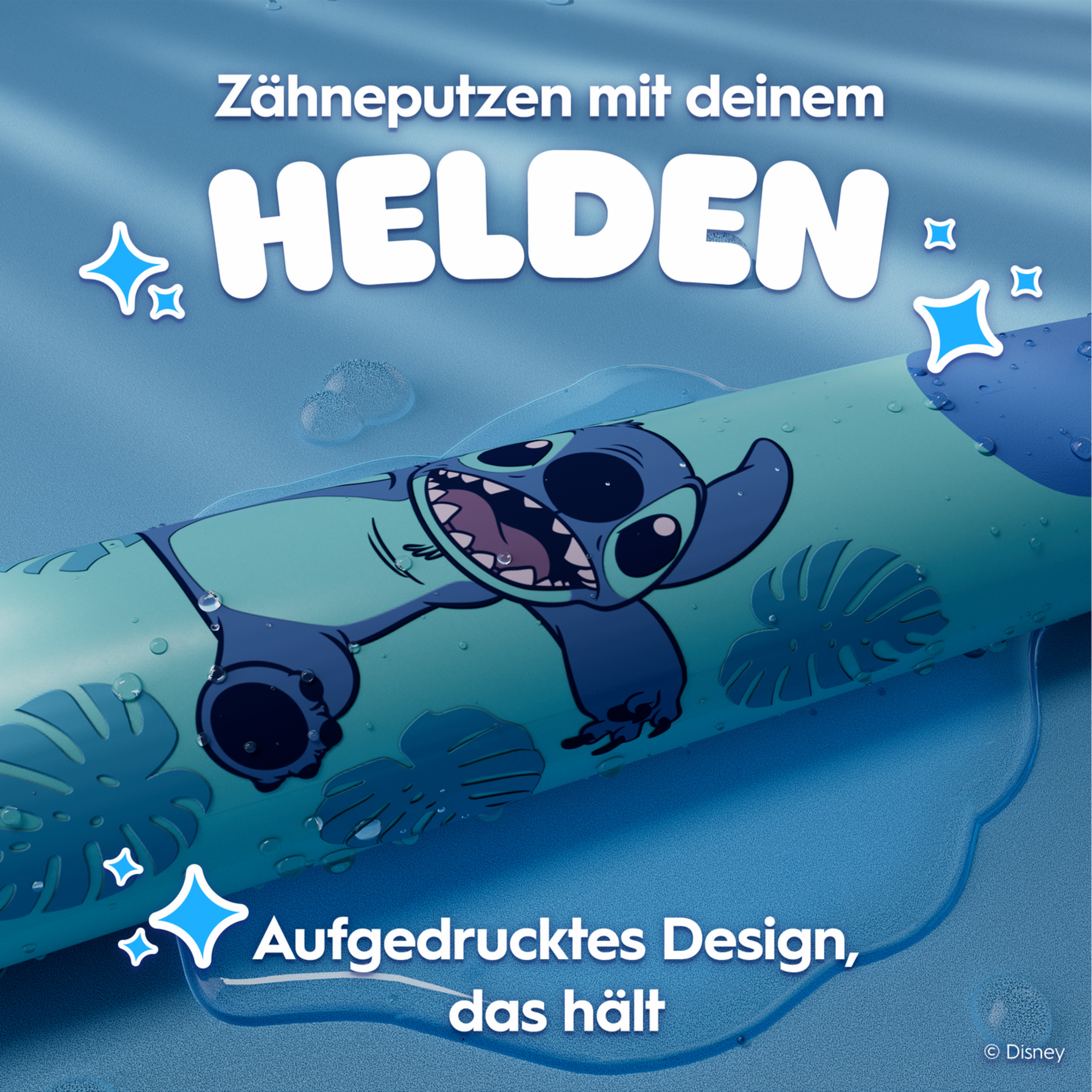 Zahnbürste mit Stitch-Design. Blaue und grüne Farben. Text: 'Zähneputzen mit deinem Helden.' Wassertropfen und Sterne.