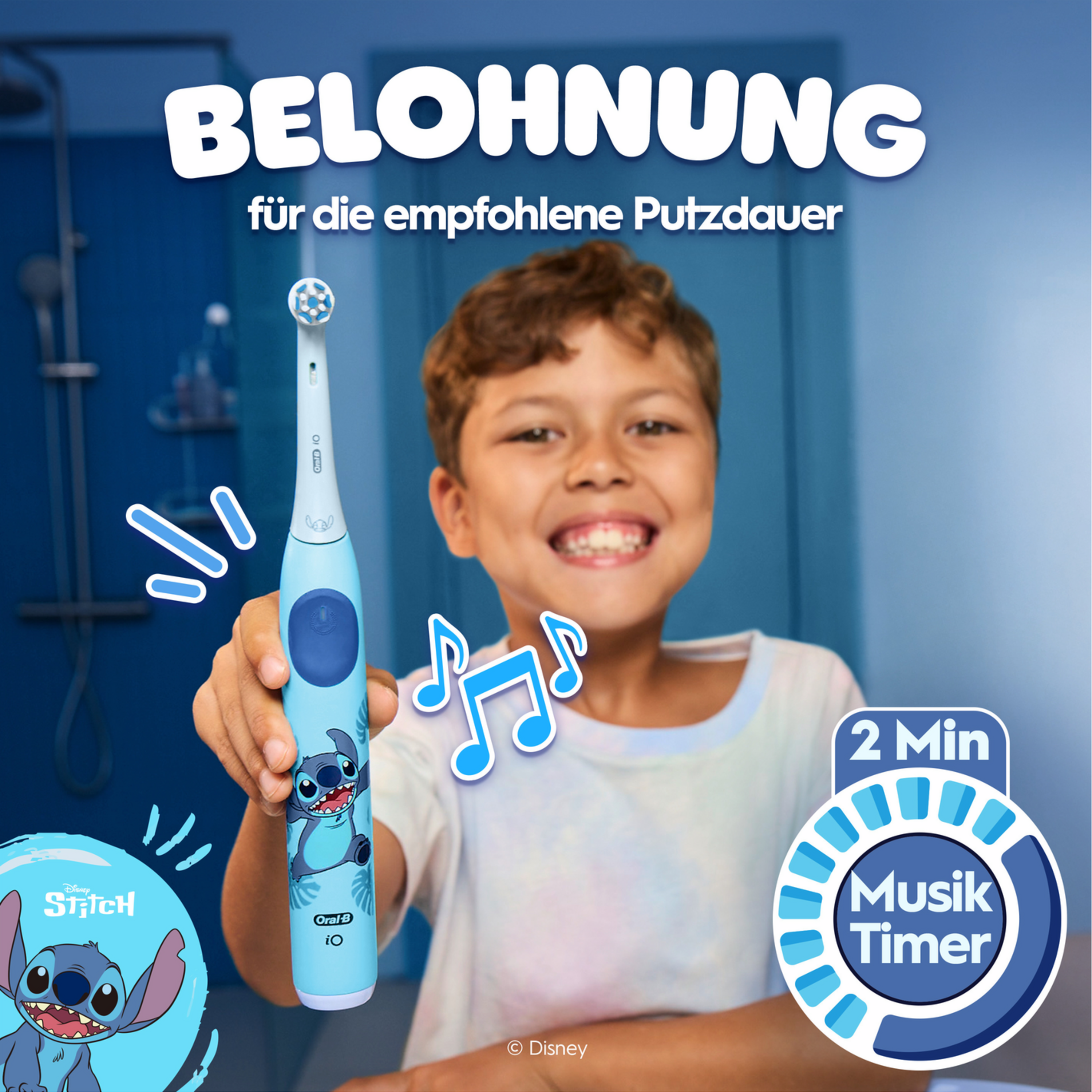Ein Junge lächelt und hält eine blaue Zahnbürste mit Stitch-Design. Text: 'BELOHNUNG', 'Musik Timer' und '2 Min'.