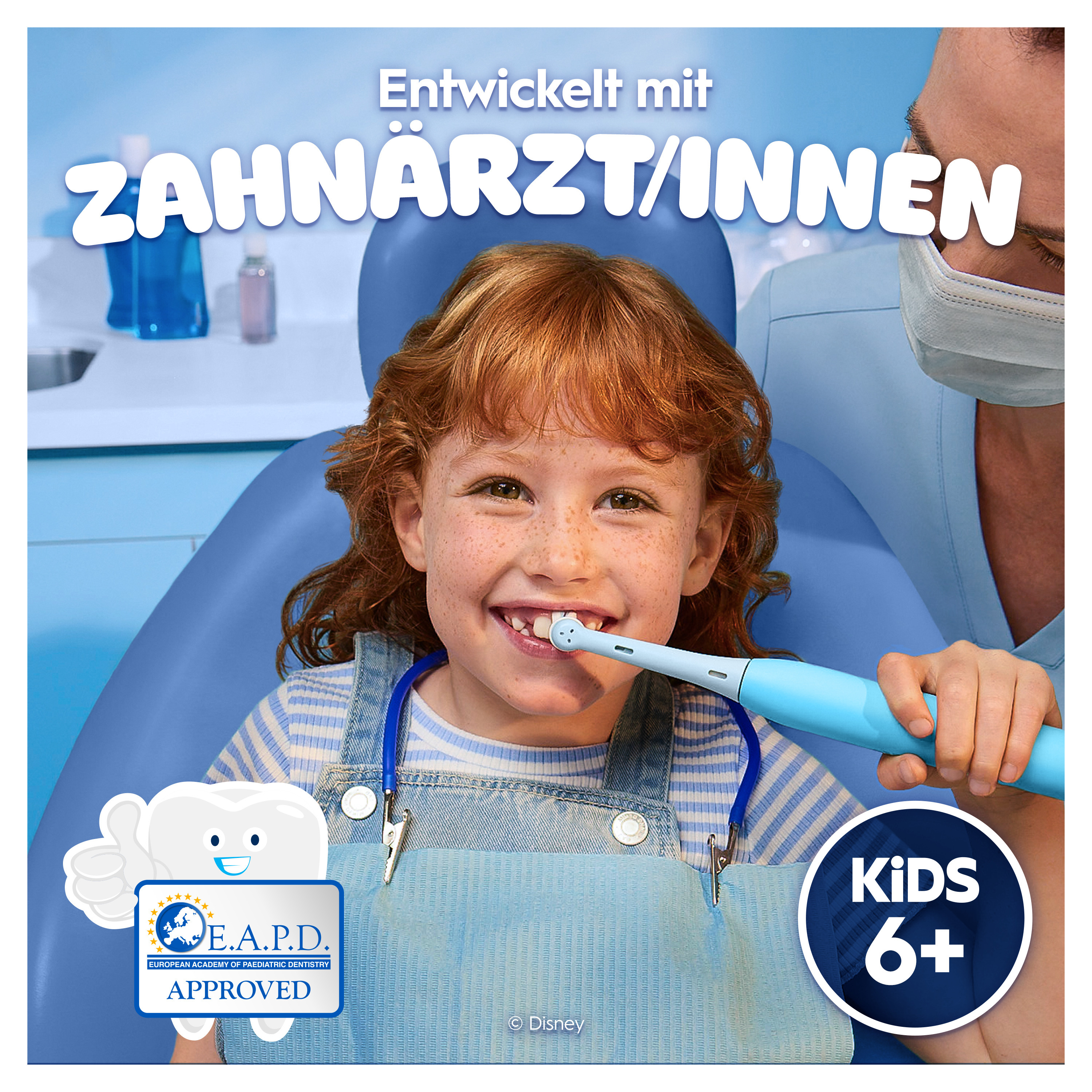 Ein Mädchen putzt sich im Zahnarztstuhl mit einer elektrischen Zahnbürste die Zähne. Ein Zahnarzt hilft. Logos sind sichtbar.
