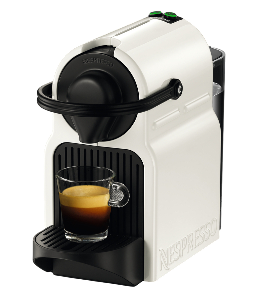 Eine weiße Nespresso-Kaffeemaschine mit einem Glas Espresso. Schwarze Akzente und das Nespresso-Logo sind sichtbar.