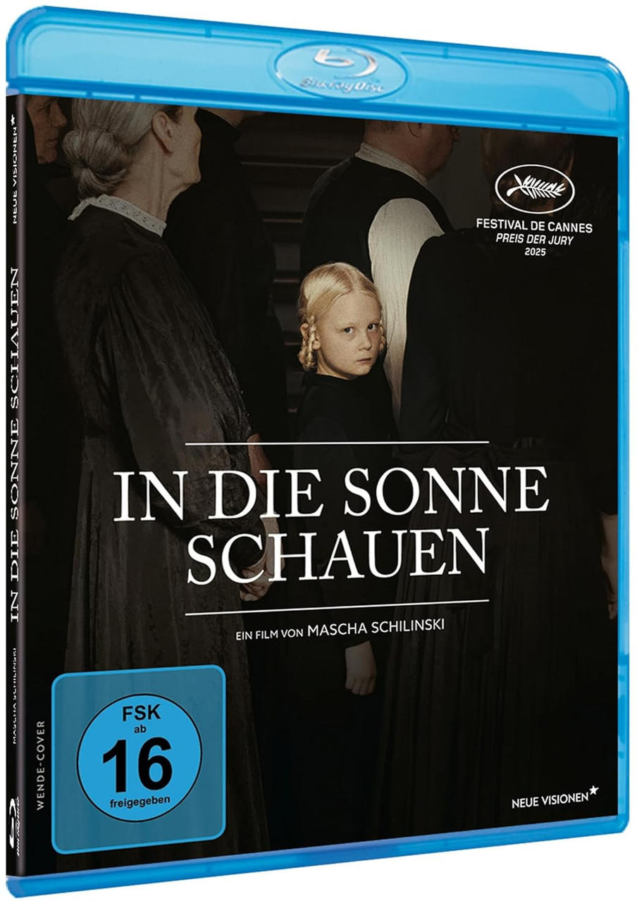 Filmcover. Ein Kind blickt nach vorne, umgeben von Erwachsenen. Titel: IN DIE SONNE SCHAUEN. Blaue Blu-ray-Hülle mit einer Altersfreigabe von 16.