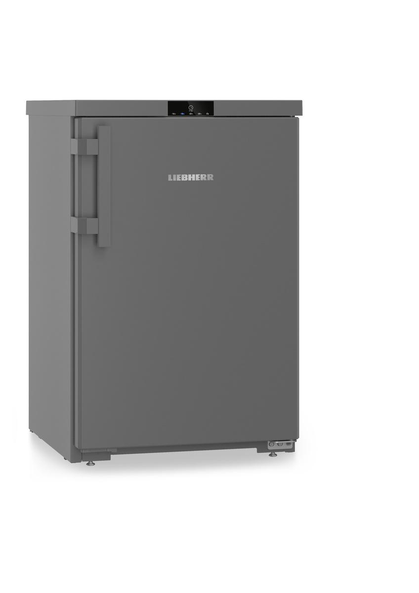 Ein grauer Kühlschrank mit der Marke 'LIEBHERR'. Er hat einen Griff an der Seite und ein Bedienfeld oben.