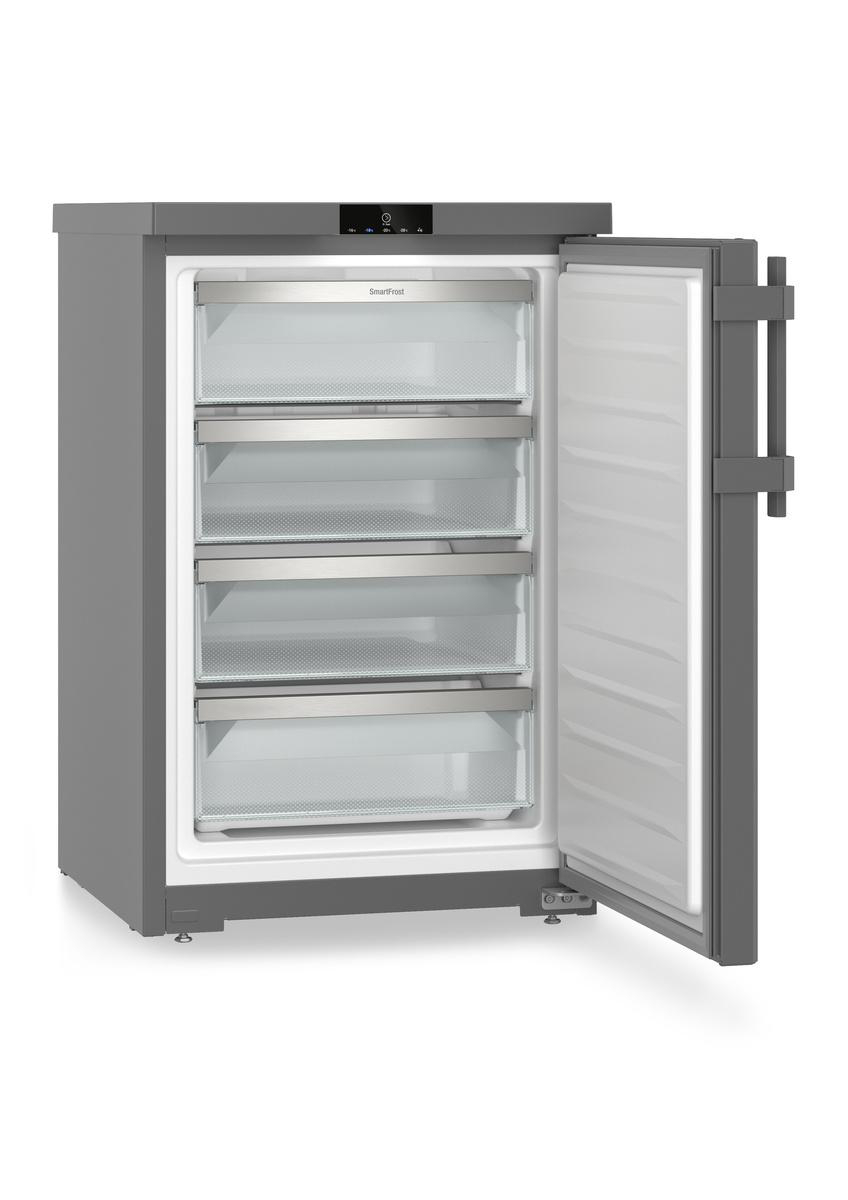Ein grauer Gefrierschrank mit offener Tür, die vier Schubladen freigibt. Die Tür hat einen Griff. Oben befindet sich ein Bedienfeld.