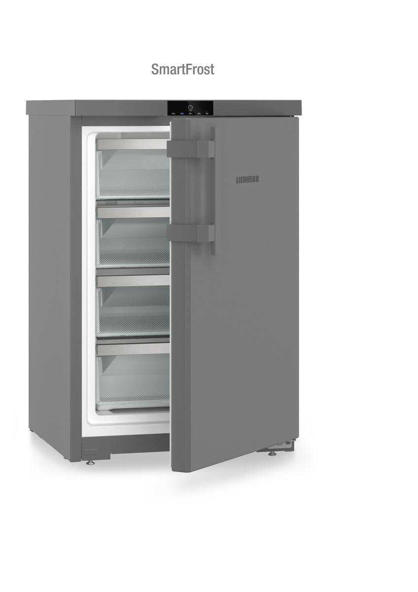 Ein grauer Liebherr-Kühlschrank, dessen Tür einen Spalt offen steht und Regale zeigt. Über der Tür befindet sich das SmartFrost-Logo.
