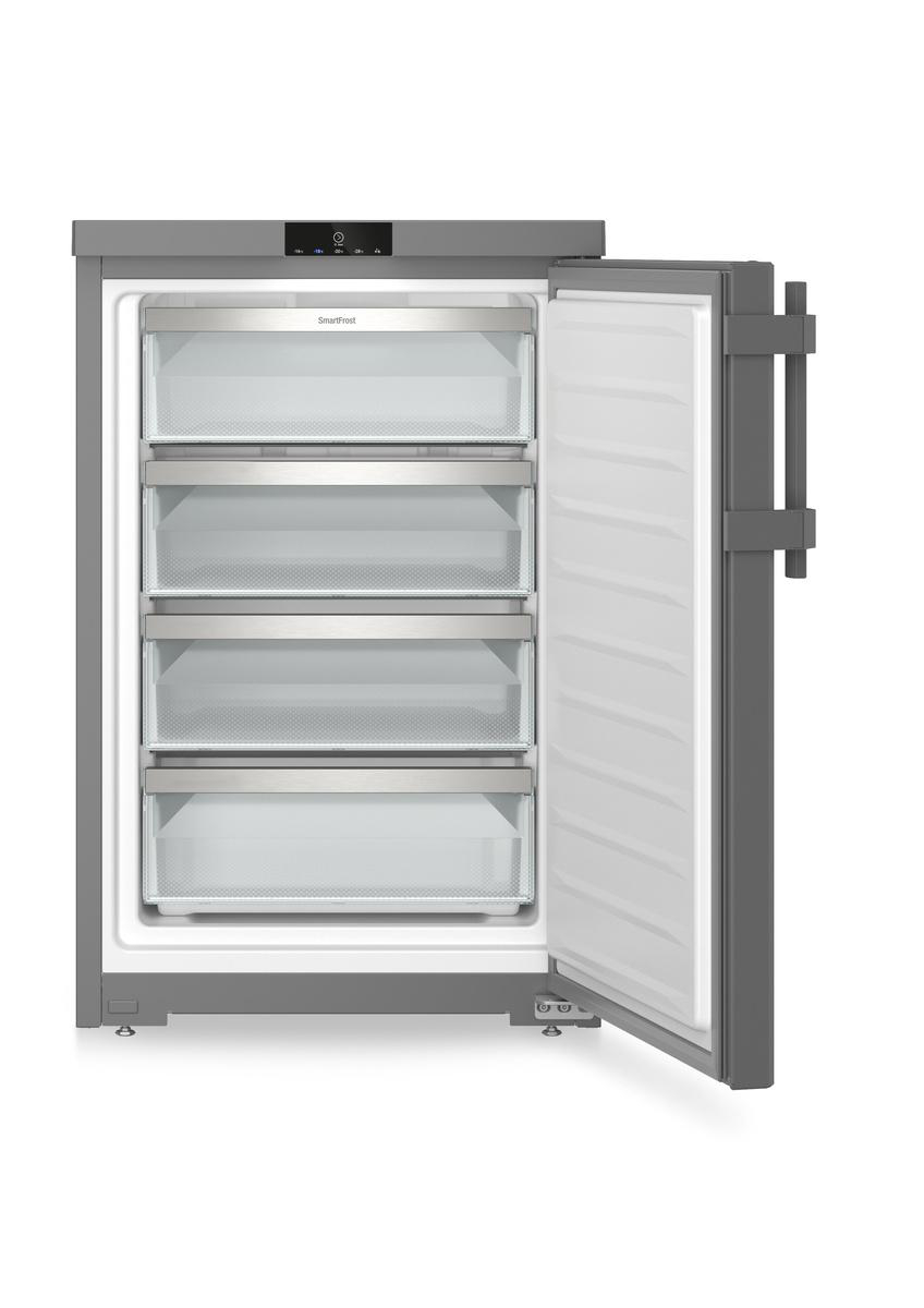 Ein grauer Gefrierschrank mit geöffneter Tür, der vier Schubladen zeigt. Der Griff ist rechts, und die Oberseite hat ein Bedienfeld.