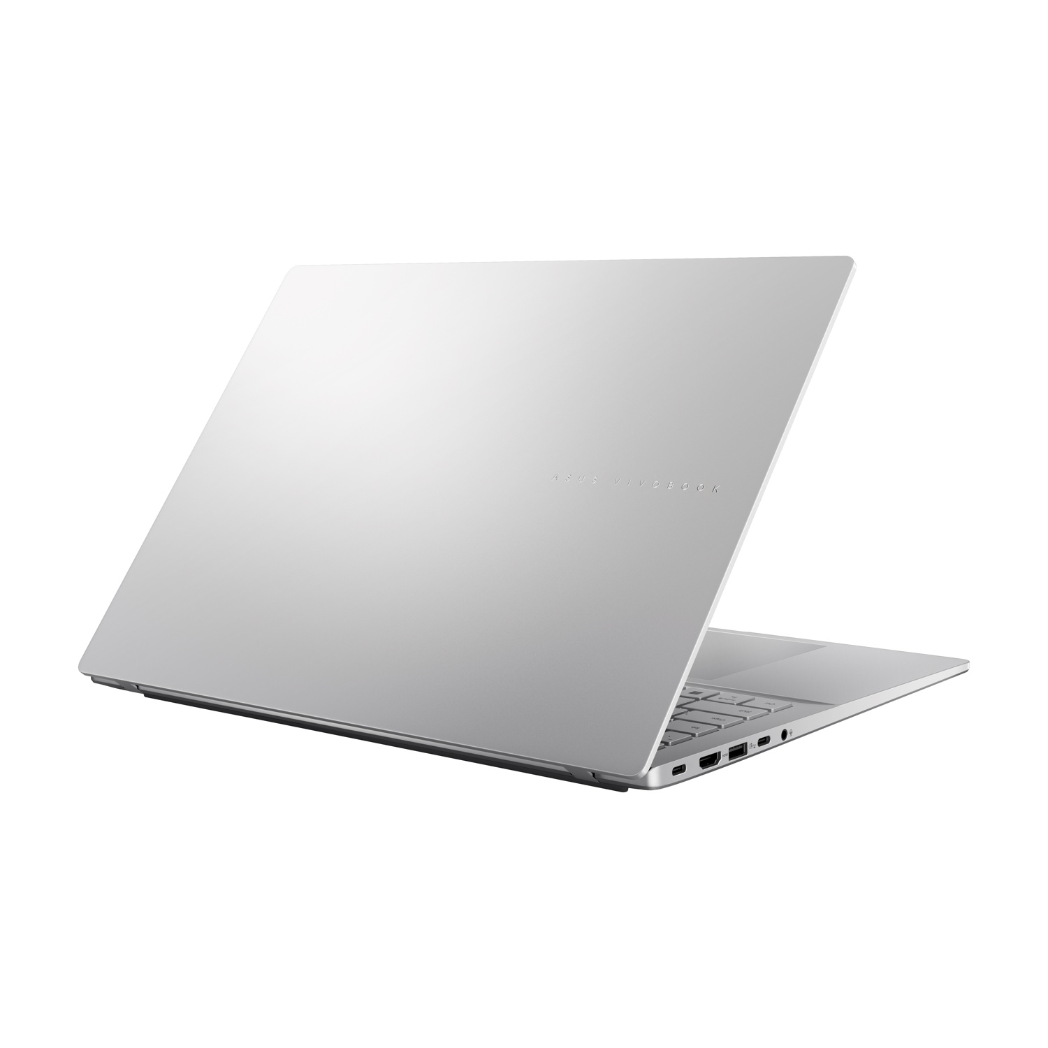Un laptop argentato è leggermente aperto. Il logo ASUS Vivobook è visibile. Tastiera e porte sono in mostra. Sfondo bianco.