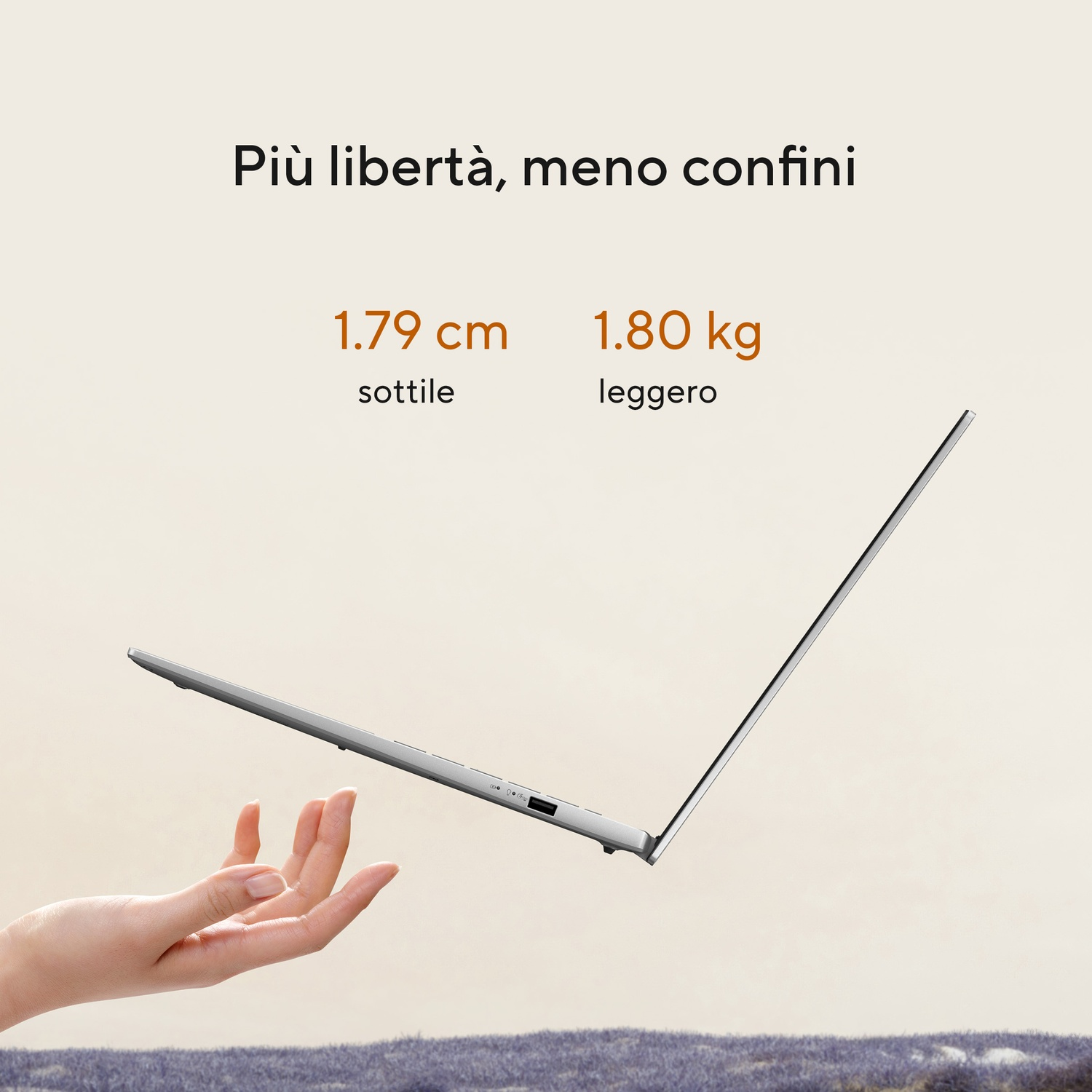 Un laptop argentato levita sopra una mano, con testo '1,79 cm sottile' e '1,80 kg leggero' su sfondo beige.