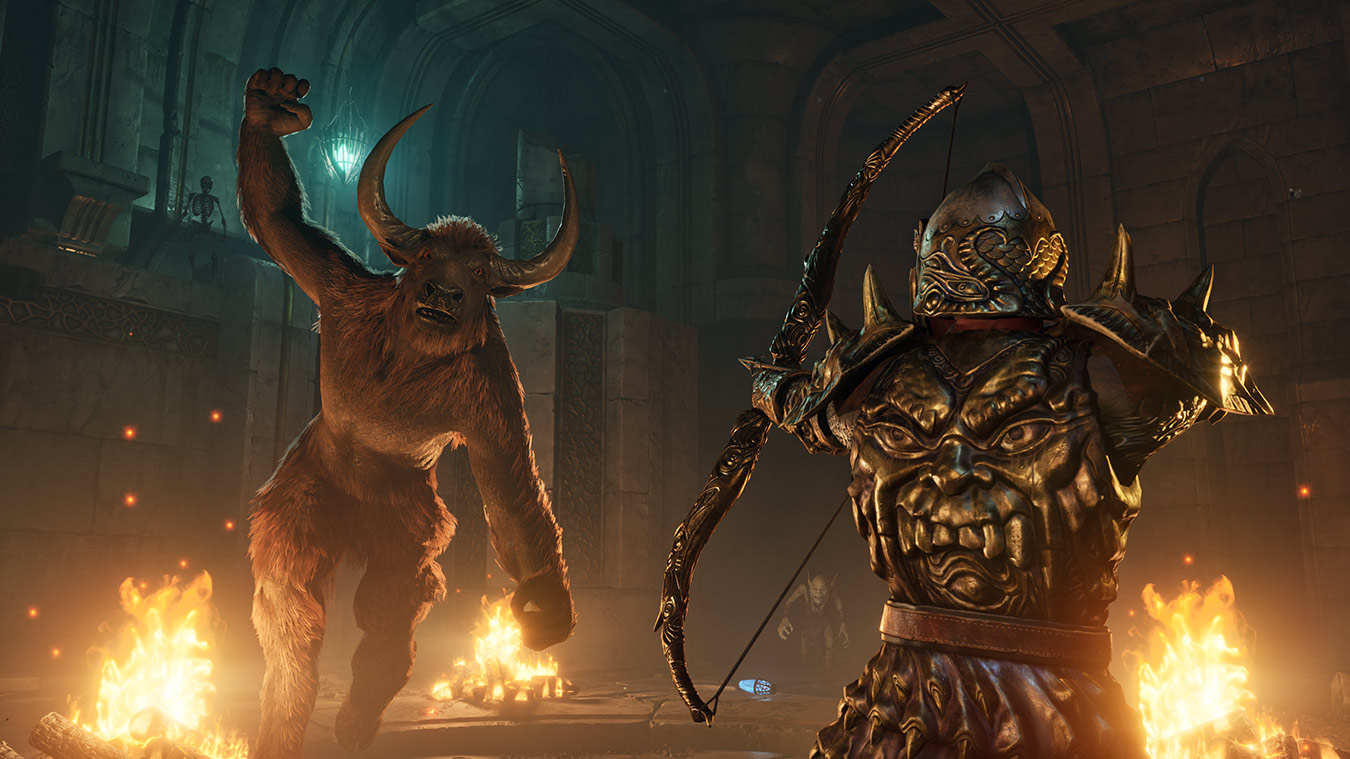 Minoaur i opancerzony łucznik stają naprzeciwko siebie. Płomienie i szkielet w tle. Scena rozgrywa się w ciemnym, kamiennym pokoju.