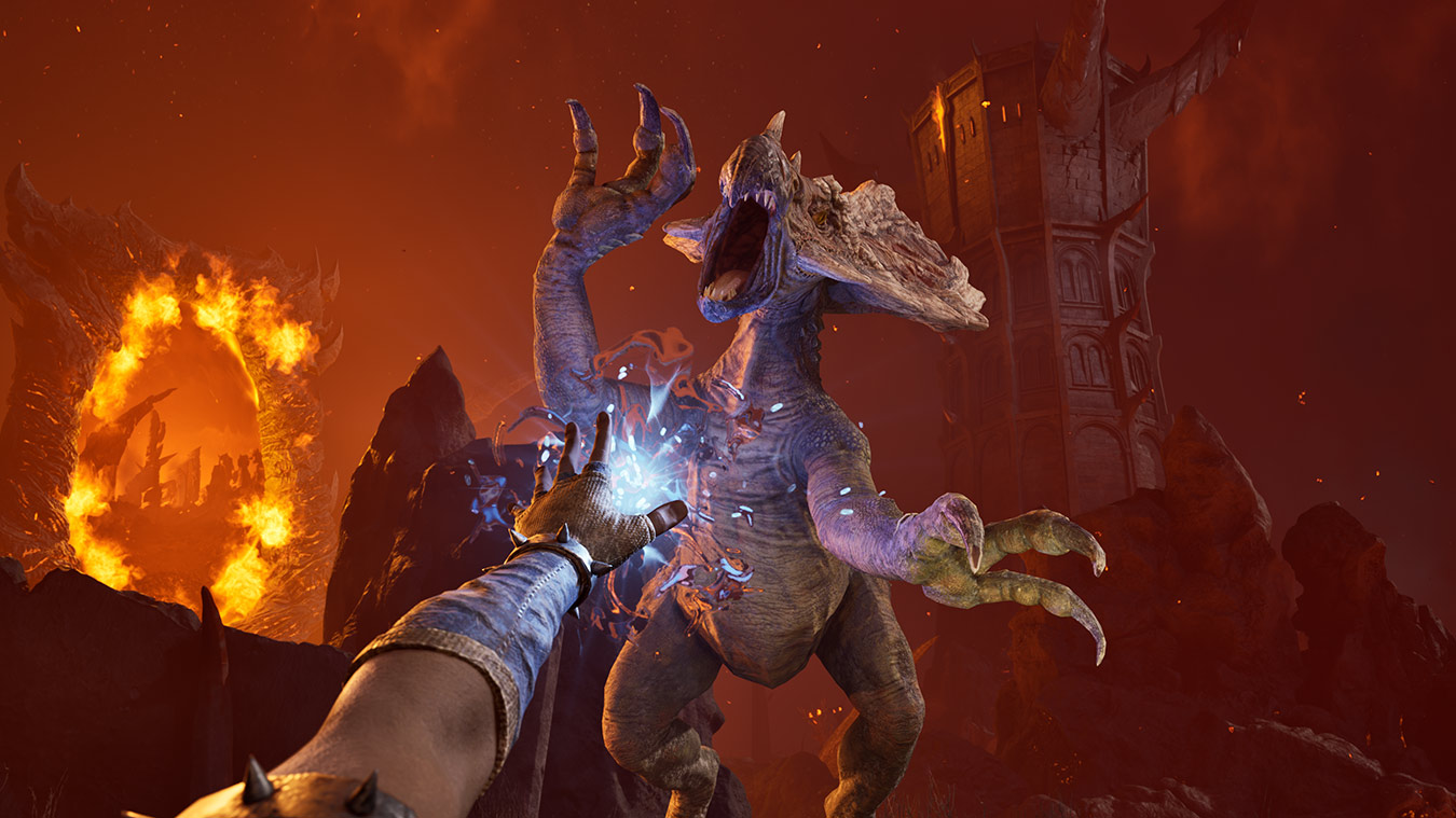 Widok z pierwszej osoby na dłoń rzucającą zaklęcie na smoka. Smok ryczy w ognistym piekle, z zamkiem w tle.