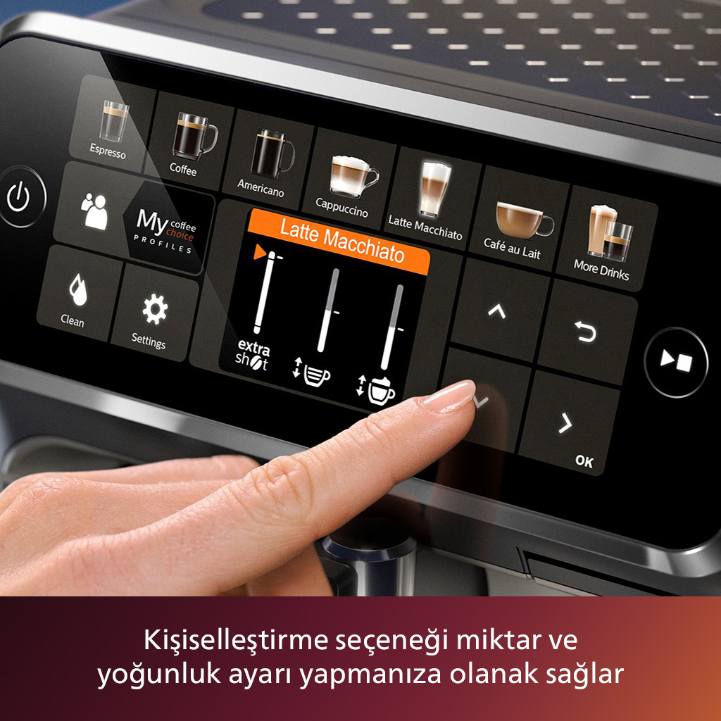Bir el, bir kahve makinesinin ekranına dokunuyor. İçecek seçeneklerini ve ayarları gösterir. Latte Macchiato seçili.