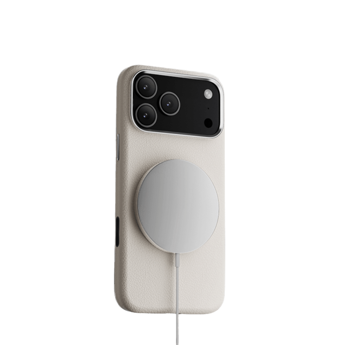 Beyaz deri kılıflı bir iPhone, gümüş MagSafe şarj cihazı ve üç lensli siyah bir kamera modülü.