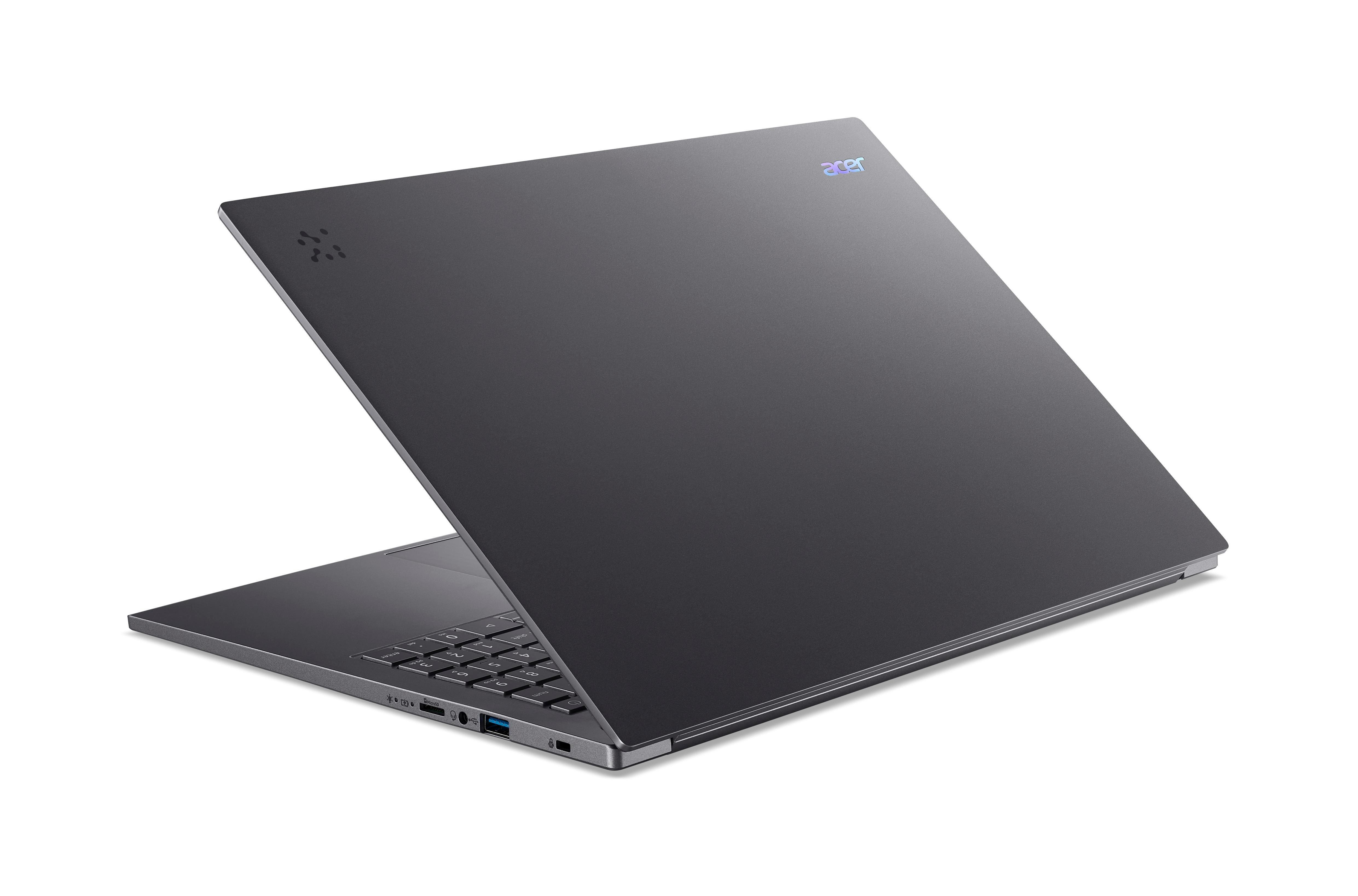 Ein graues Acer-Laptop ist leicht geöffnet auf weißem Hintergrund. Die Tastatur ist sichtbar, und das Acer-Logo ist auf dem Deckel.