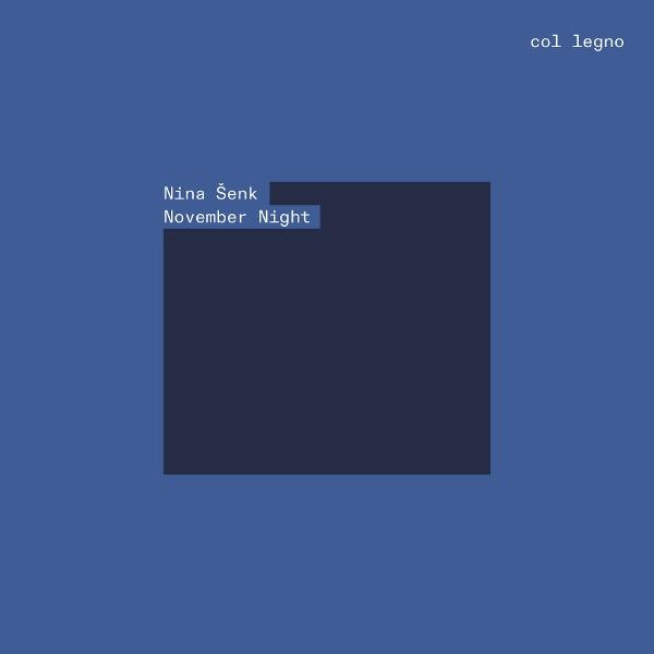 Blauer Hintergrund mit dunkelblauem Quadrat. Text: 'Nina Šenk November Night' und 'col legno'.