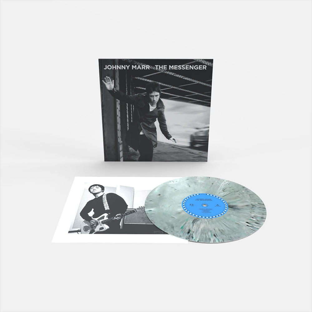 Albumcover von Johnny Marr, 'The Messenger', mit Vinylplatte und Bild von Marr beim Gitarrenspiel.