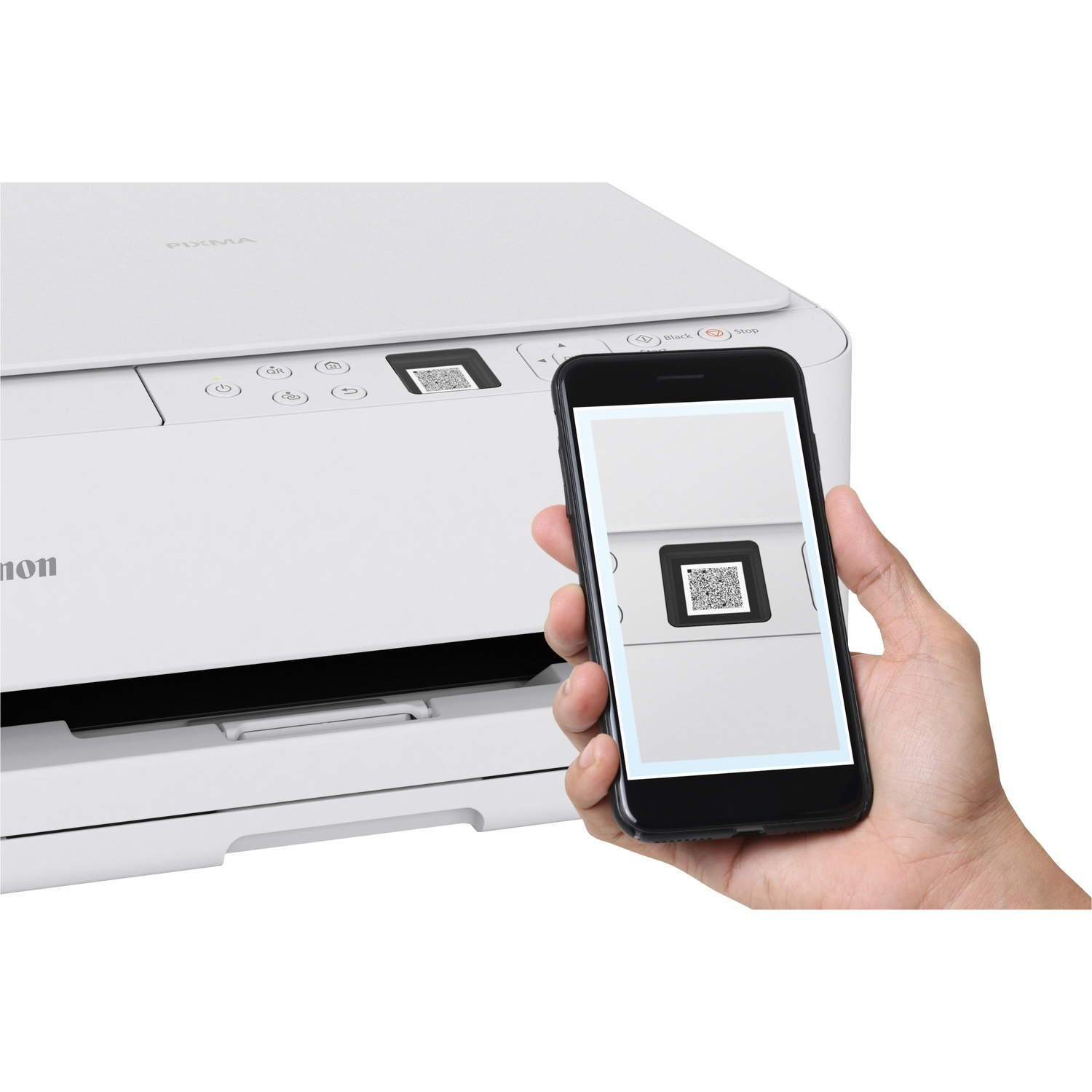 Une main tenant un smartphone scannant un code QR sur une imprimante blanche. La scène a un fond blanc.