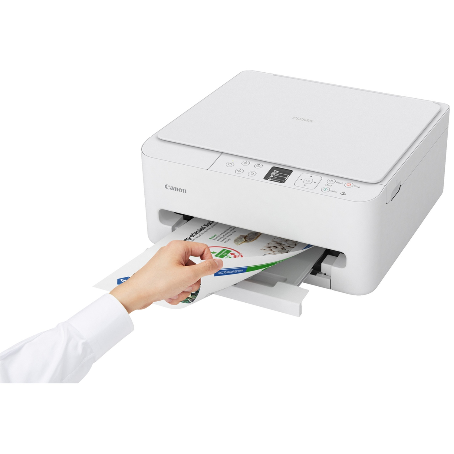 Une imprimante Canon Pixma blanche. Une main retire une feuille imprimée du bac de sortie. Manche de chemise blanche visible.