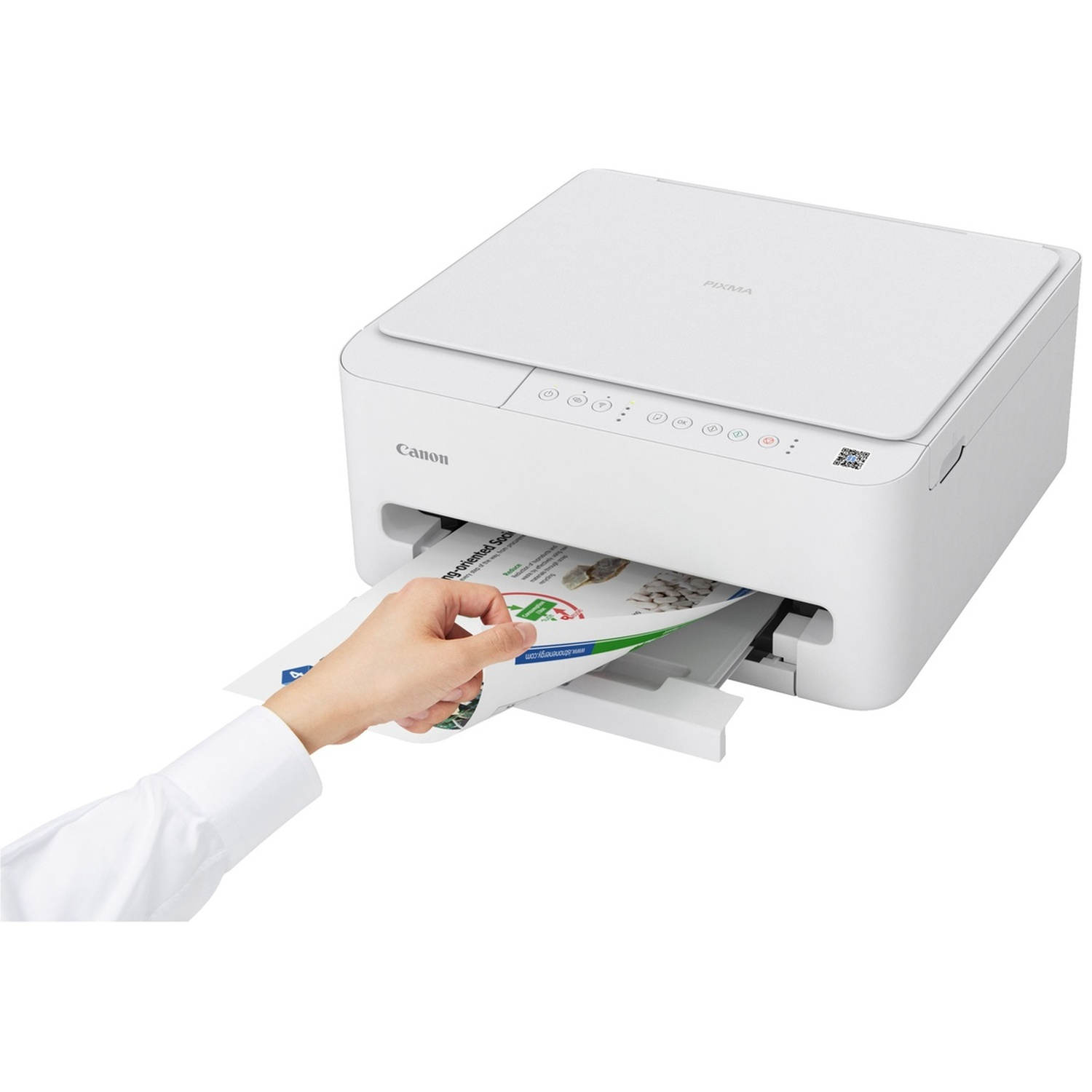 Een witte Canon-printer print een document. Een hand in een wit overhemd trekt het gedrukte papier eruit.