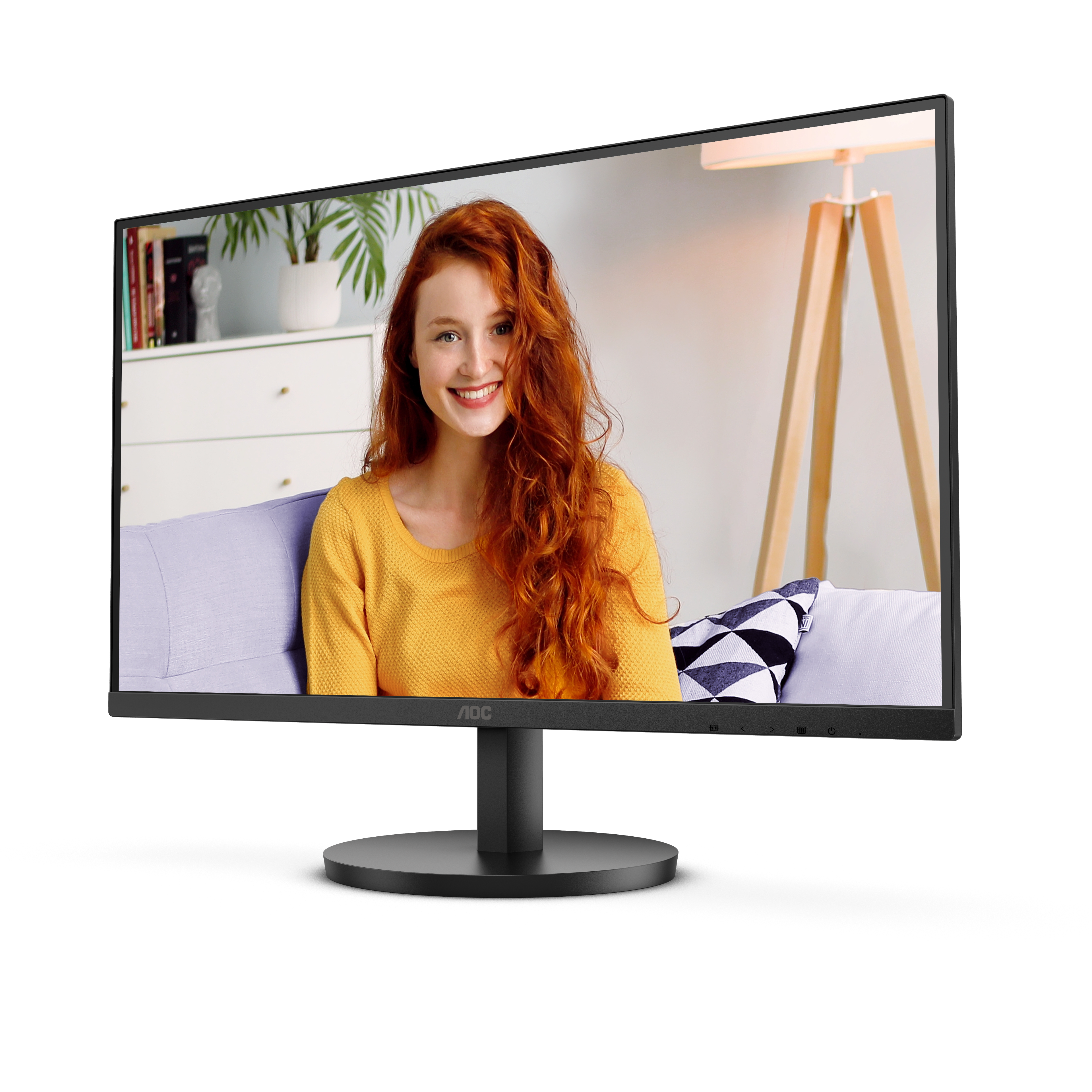 Il monitor mostra una donna dai capelli rossi che sorride. Dietro, una stanza con lampada, divano e mobile.