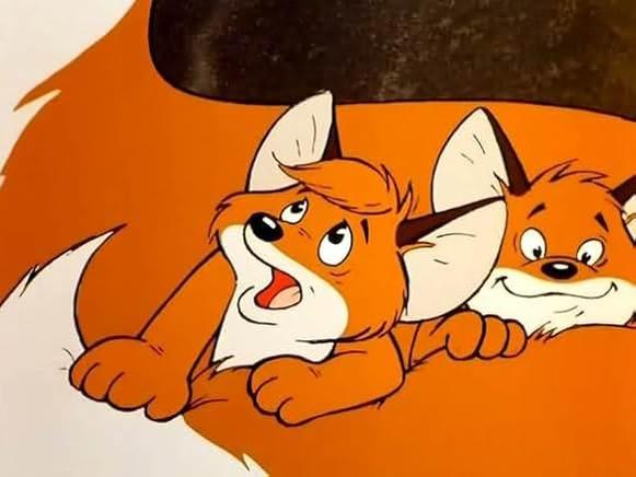 Zwei Cartoon-Füchse. Ein Fuchs blickt mit offenem Mund nach oben, der andere lächelt. Beide haben orangefarbenes Fell.