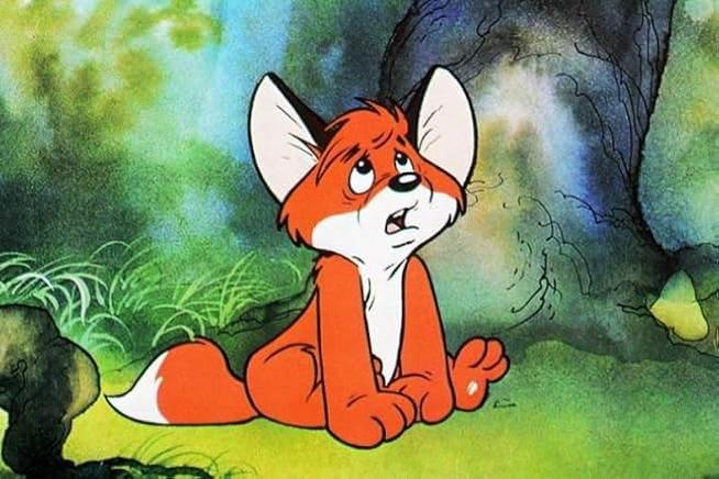 Ein orangefarbener Cartoon-Fuchs sitzt und blickt mit besorgtem Gesichtsausdruck nach oben. Es spielt in einem Wald mit grünem Laub und einem großen Baum.