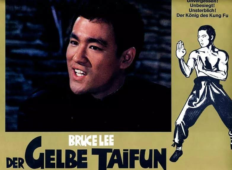 Filmplakat von Bruce Lee, lächelnd. Titel: Der Gelbe Taifun. Rechts eine Kung-Fu-Figur. Oben deutscher Text.