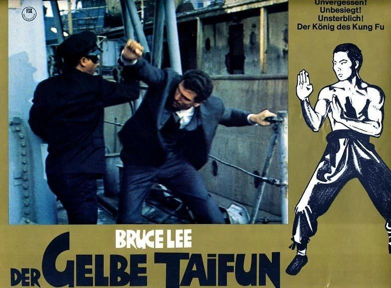 Filmplakat mit einem Mann im Anzug, der gegen einen anderen Mann kämpft. Bruce Lees Name und deutscher Text sind sichtbar.
