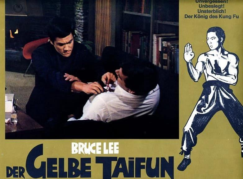 Poster für den Film 'Der Gelbe Taifun' mit Bruce Lee. Lee wird in einer Kampfszene und in einer Kung-Fu-Pose dargestellt. Der Titel ist auf Deutsch.