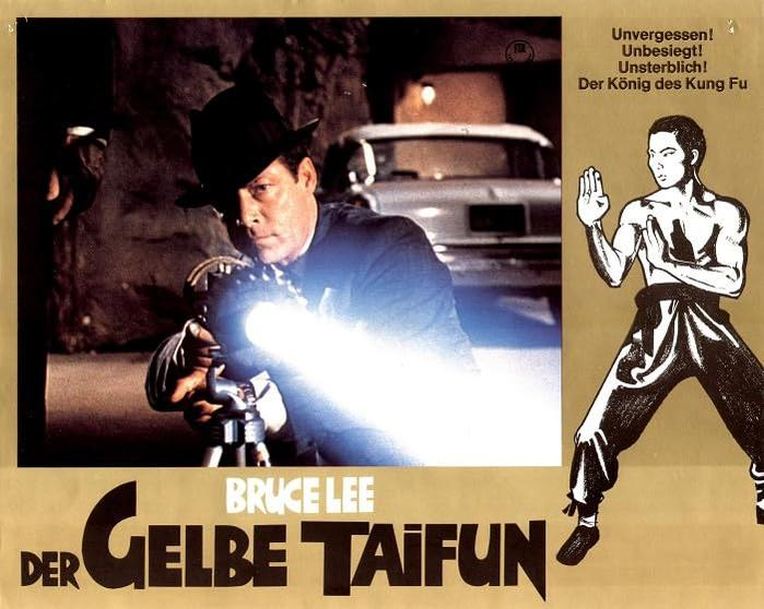 Filmposter für 'Der Gelbe Taifun' zeigt Bruce Lee und eine Kung-Fu-Figur. Deutscher Text ist vorhanden, mit einem Auto im Hintergrund.