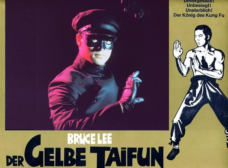 Filmposter mit Bruce Lee mit Maske und einem Kampfkünstler. Text sagt 'Der Gelbe Taifun' und deutsche Sätze.