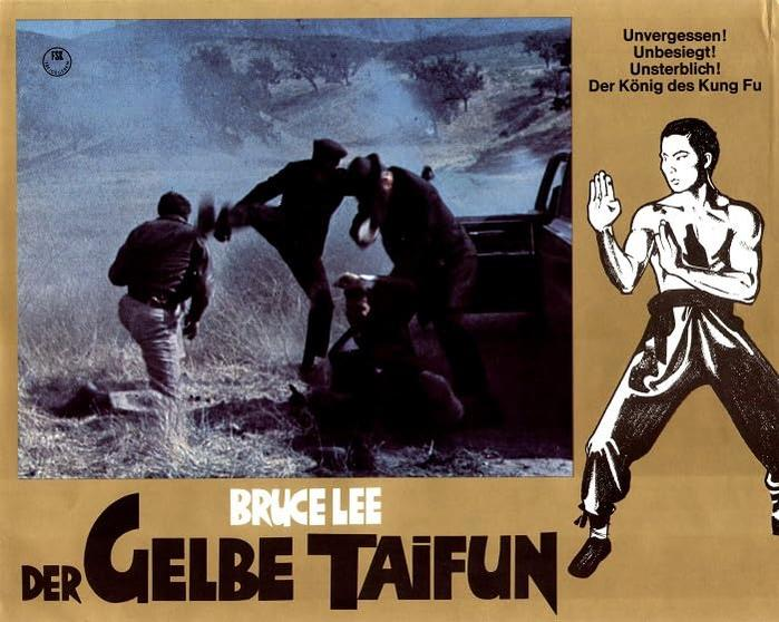 Poster für Der Gelbe Taifun. Bruce Lee steht rechts. Männer kämpfen im Hintergrund in der Nähe eines Autos. Titel und Text auf Deutsch.