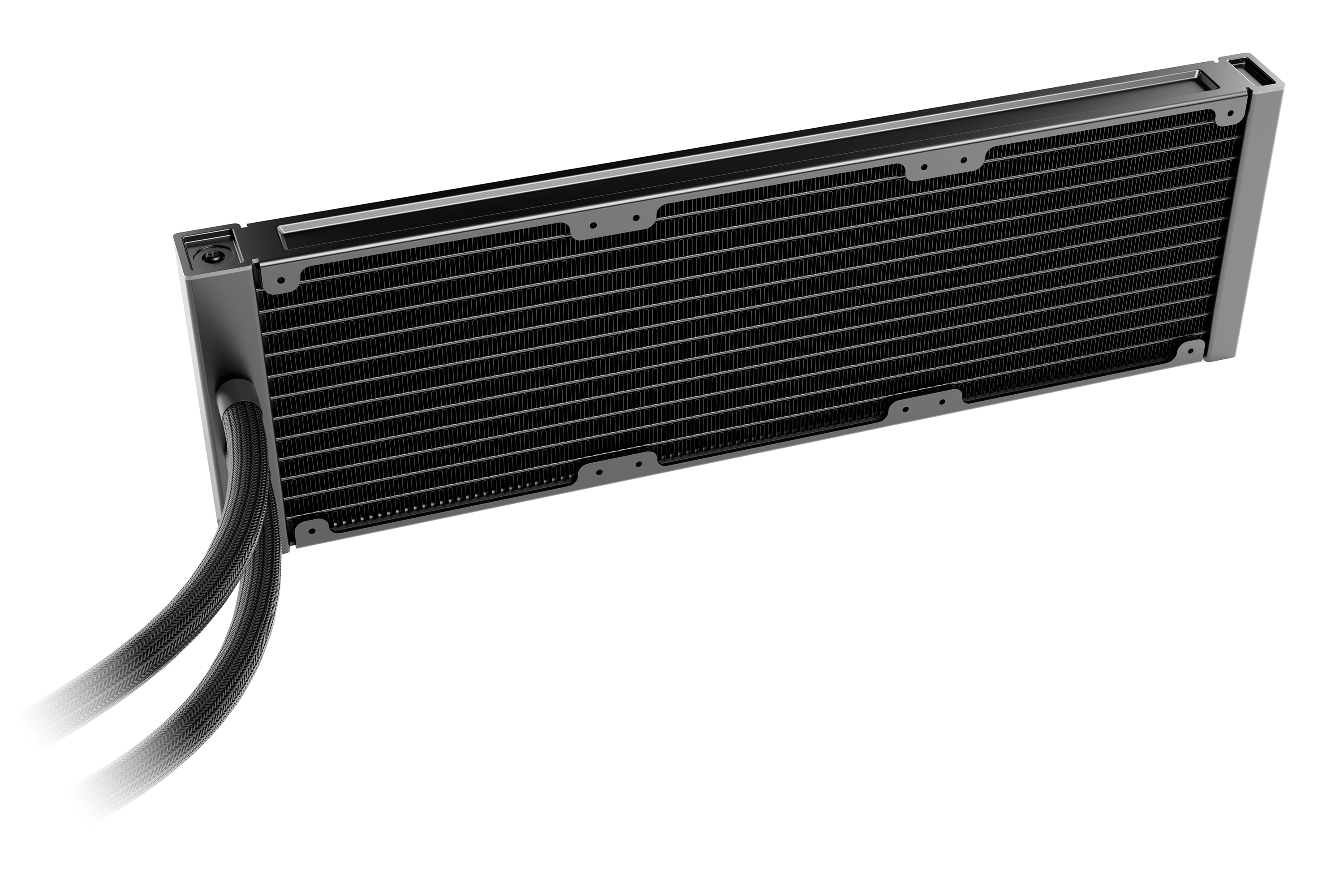 Un radiatore per computer nero con una griglia di alette, collegato a due tubi intrecciati neri, su sfondo bianco.