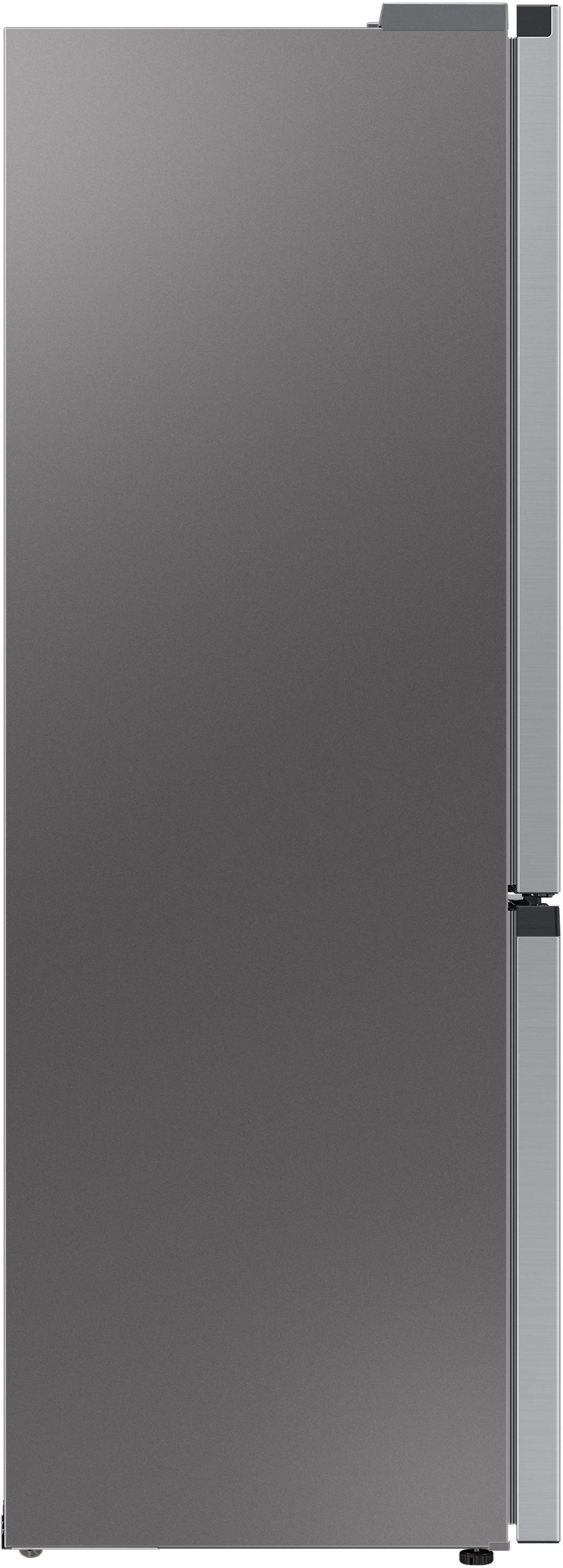 Ein grauer Kühlschrank mit strukturierter Oberfläche wird gezeigt. Die rechte Seite hat eine metallische Blende. Der Boden hat eine schwarze Basis.