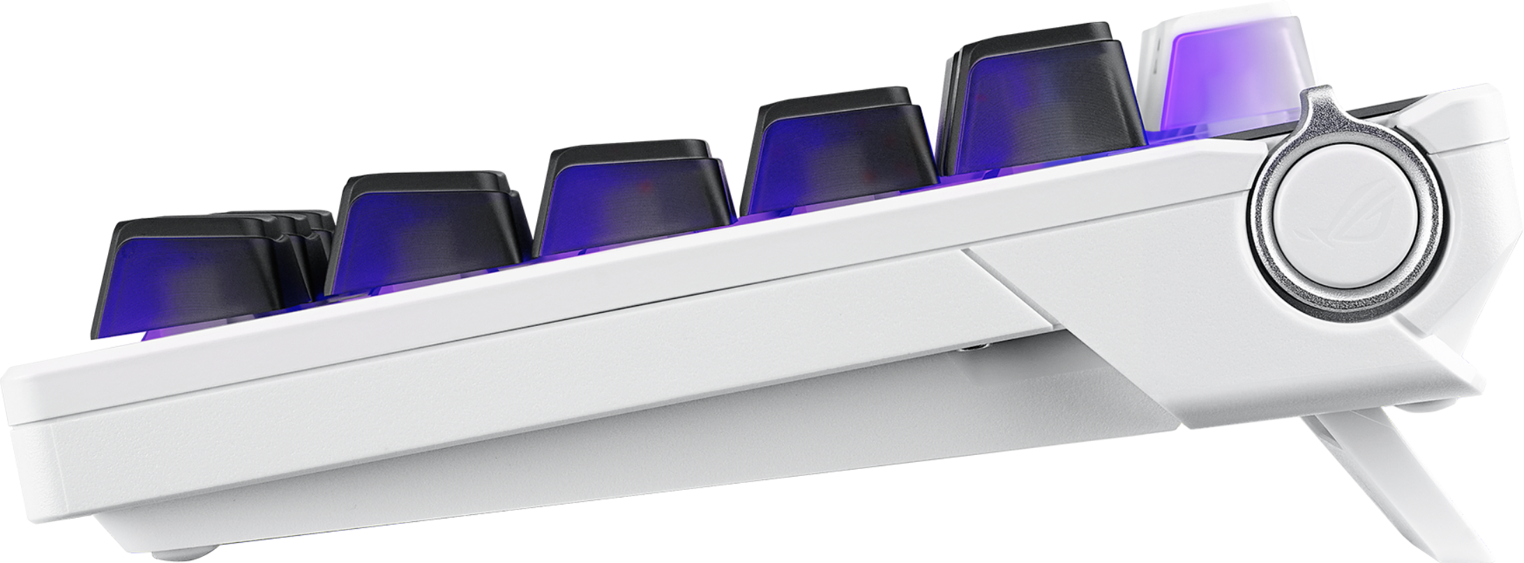 Eine weiße Gaming-Tastatur mit schwarzen Tastenkappen, die mit violettem Licht beleuchtet wird. Die Tastatur ist abgewinkelt, mit einem runden Bedienelement.