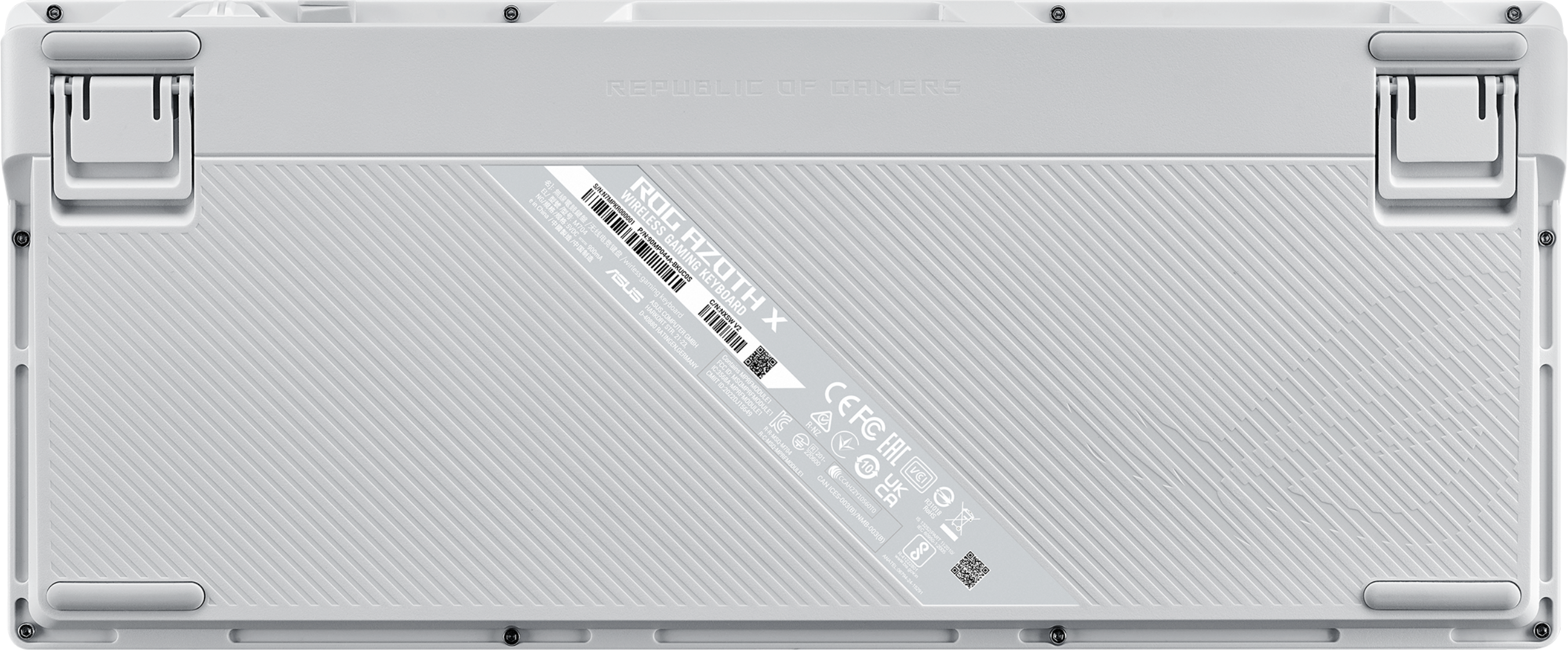 Unterseite einer weißen Tastatur, Modell ROG AZOTH X, mit diagonalen Linien, Markennamen und regulatorischen Informationen.