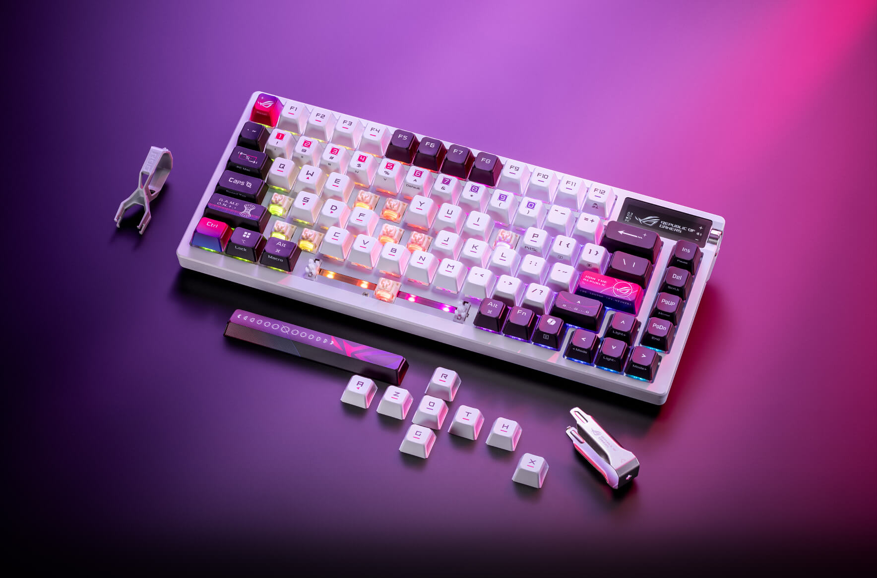 Weiße Gaming-Tastatur mit abgenommenen Tasten und Keycap-Abzieher. Bunte beleuchtete Tasten und ROG-Logo. Dunkelvioletter Hintergrund.