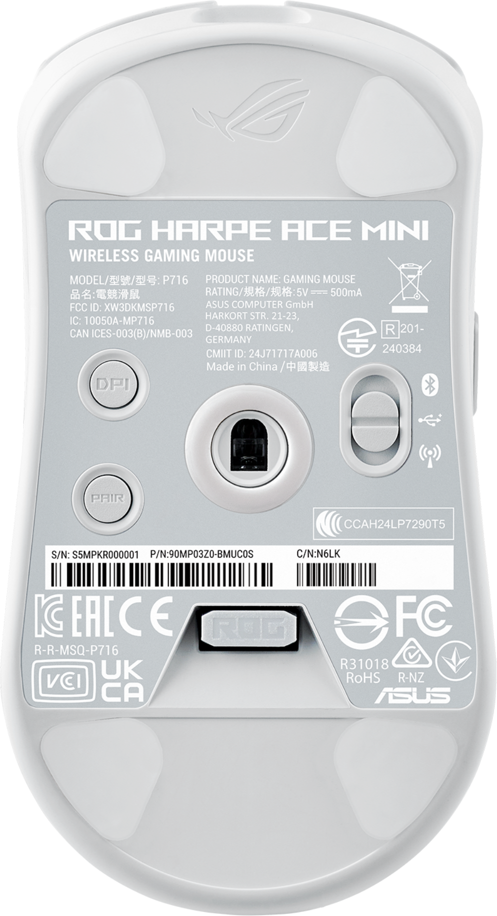 Vista inferiore di un mouse da gioco bianco ROG Harpe Ace Mini. Include informazioni sul modello, numero di serie e simboli normativi.